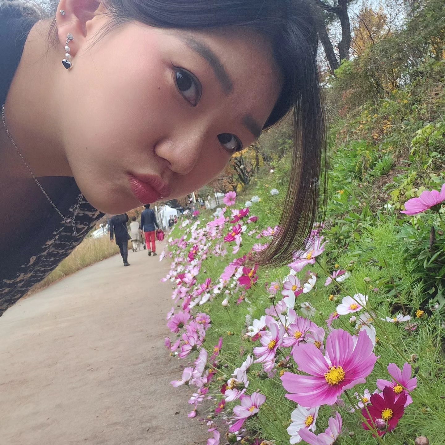 코스모스가 너무 이뻐서 

같이 사진 찍고 싶었는뎅

근육통에 앉을 용기는 못내고

엉거주춤 찍어봤어요🤣

어쨌든 코스모스 너무 이쁘네요🌼

주말 끝‼️