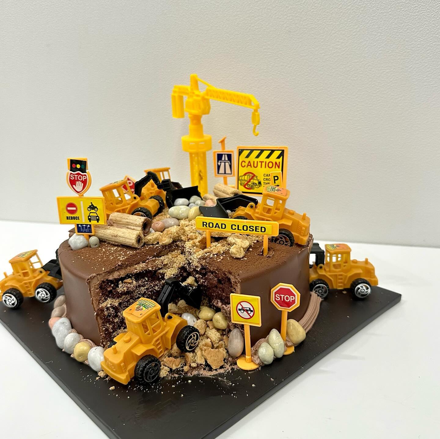 🎂 리호 얼집 첫 생일파티 🎂
애미가 이밤에 열심히 만들었다 ....🚧🚜🚧
케익 듀개.....공룡이랑 중장비둘다 했다 !!!!!!!
🦖🦕 내일 우리애기가 제일 행복하쟈 💖💖

.
#중장비케이크 #공룡케이크 #극성애미