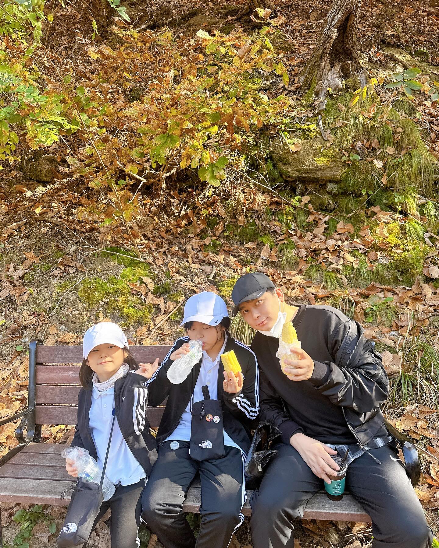 .
.
옥수수 킬러들🤣
오늘은 둘레길 샤부작샤부작~
계곡물에 발 담그는 너란 녀석👍
.
.
#도봉산둘레길⛰ 
#옥수수킬러들🌽 
#먹으러왔어🤣
#물소리좋고 
#단풍단풍🍁
#가족그램❤️