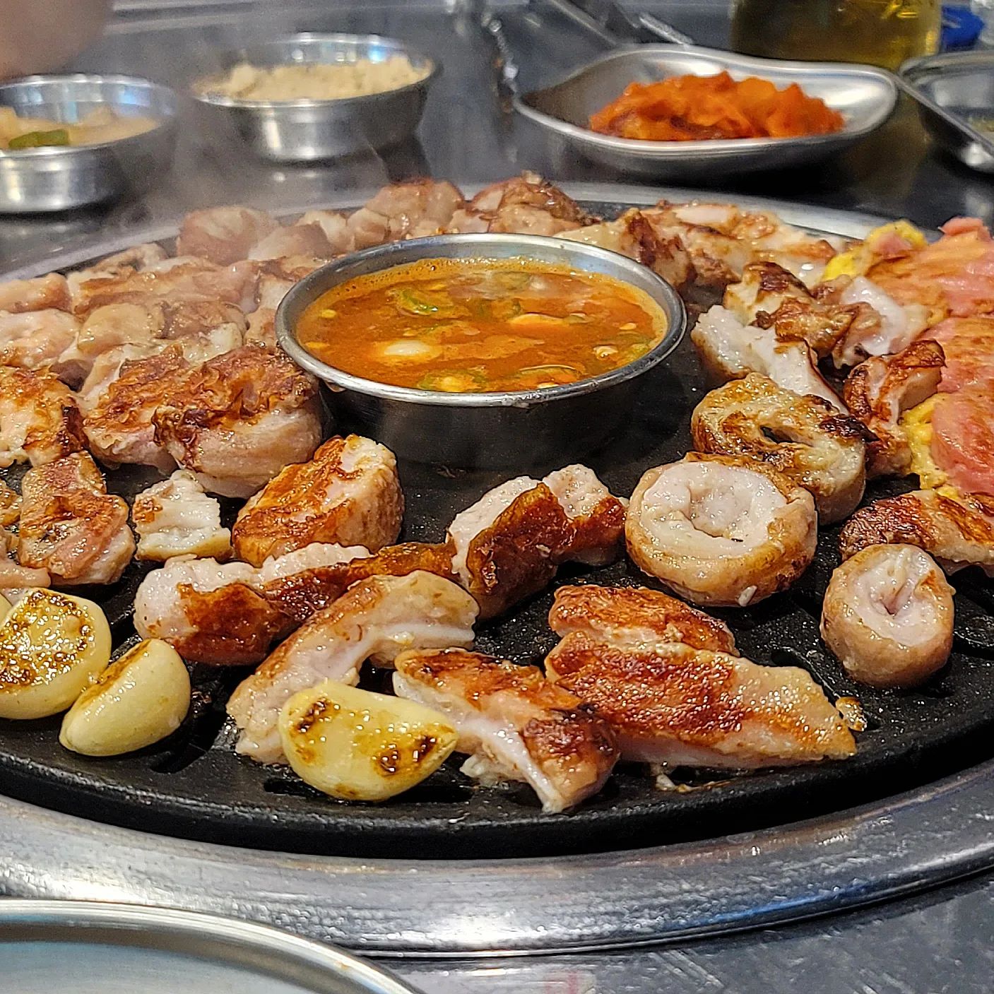 다들 한번씩 돼지막창 땡기는 날 있잖아요 ❤️
그런날 가면 딱인 ! #구이구이 에 다녀왔습니다아~

도착 하자마자 돼지막창 2인분에 술 시켜주고여~
초벌해서 나와 시간이 좀 걸렸지만
소리가 너무 맛있게 나서 기다리는 시간이 행복했습니다 😍😍

돼지막창에서 냄새도 안나고 쫄깃하니 너무 맛있었어요 !
밑반찬도 막창이랑 너무 잘어울렸고 불판에 있는
특제소스랑 같이 먹으면 꿀맛 ~ 👍

아쉬워서 목덜미살도 1인분 먹어봤는데
이것도 쫄깃하니 별미더라구요 🥰
배터지게 잘 먹고 왔습니당 ✨️

#아산막창 #아산돼지막창 #신창맛집 #신창막창 #신창돼지막창