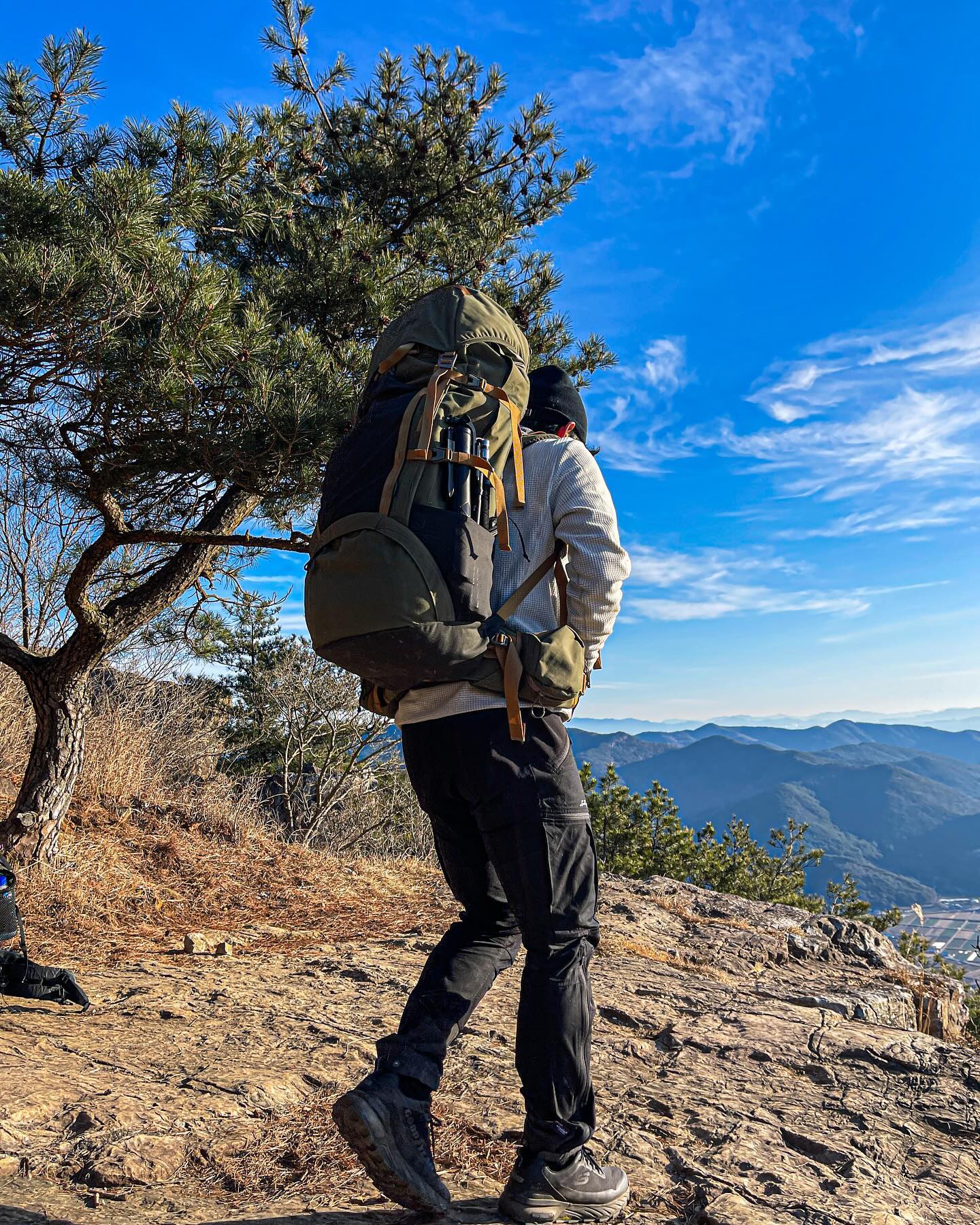 🏕️

동계에는 과하더라도 안전을위해 풀장비패킹
리터가 클수록 무겁지만, 확실히 패킹공간에 대한 부담감 없이
백패킹 즐길수 있었네요 다시 BPH 로 가야하나? 🤔🤔

✔️베이스레이어 : 울방 메리노 넷
✔️미드레이어: 웰터익스페리먼트 플리스 후디
✔️하의 : 룬닥스 마케팬츠
✔️배낭 : 룬닥스 사루크프로75

#백패커고민 
#룬닥스 #사루크프로75 #마케팬츠 
#welter_experiment 
#gorpcore