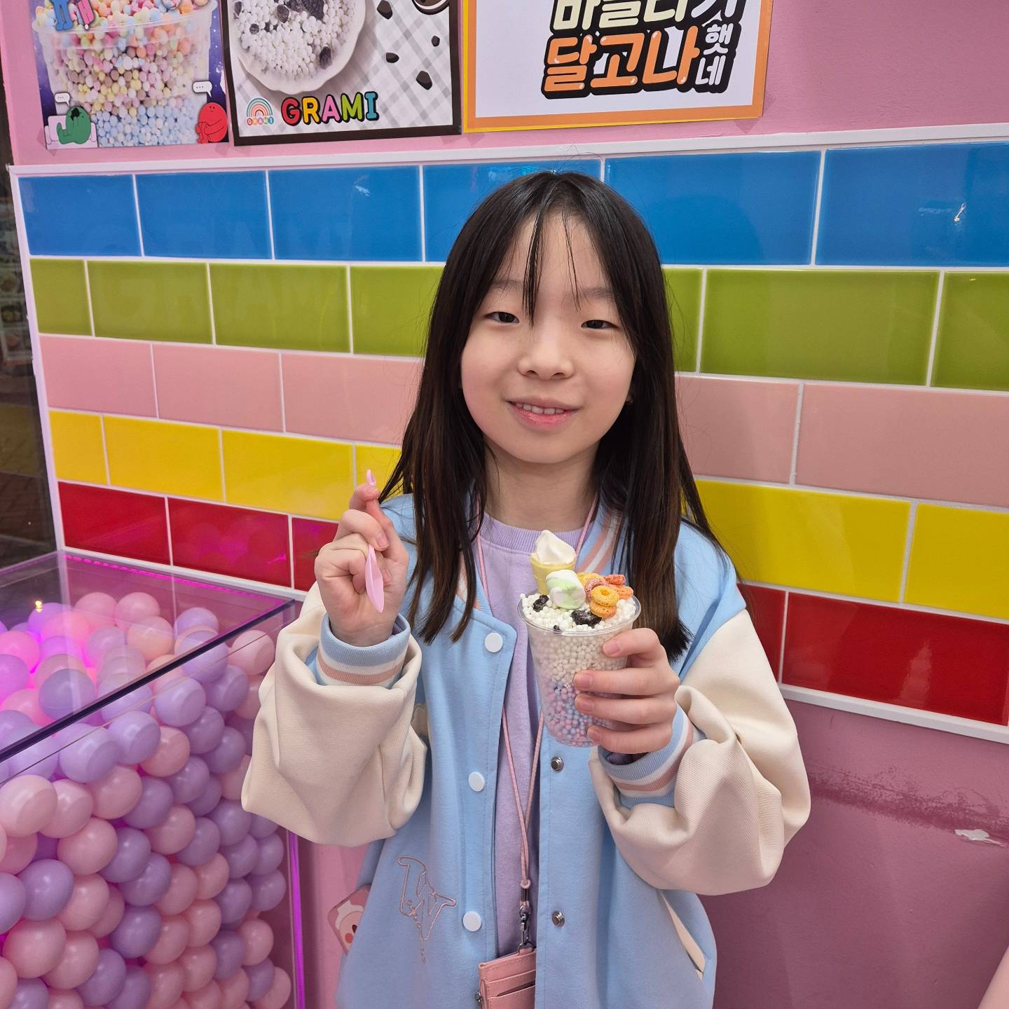 주말 저녁먹고
대학로로 놀러 다녀왔어요~~~

길가다가
구슬아이스크림 러버는 지나치지 못하고
용돈으로 사먹겠다며🤣

깨알 귀요미 토핑들🩵

버블호떡도 하나씩 먹고
알라딘가서 책도 사고~~~
알라딘에서 유화그리기 세트로 사구요^^

오는길에 다이소도😂

날두 따뜻해지니
걷는게 참 좋네요~~~

곧 여름올듯💦💦💦

#하윤그램 #하유니일상
#주말산책 #대학로 #구슬아이스크림
#알라딘중고서점