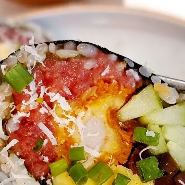 삼도밥 on Instagram: "발산~마곡 쪽에 위치한 초이다이닝 마곡점 평일 저녁에 갔는데 적당히 복작거렸다👀 ✏️ 육회 후토마끼13.9 항정살 명이 오일파스타 14.0 ❣️ 직원분들 서비스가 좋았다
