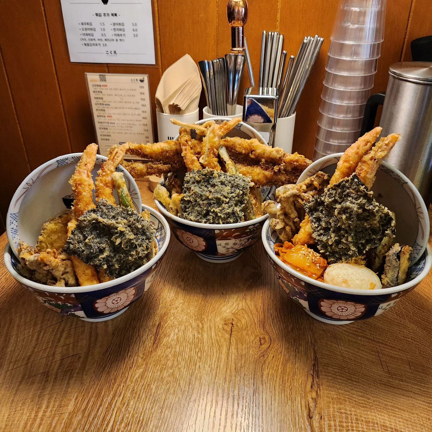 #고쿠텐잠실새내점

고쿠텐에서 맛난거 먹고왔어요!

장어텐동, 고쿠텐동, 김치텐동!

저같은 한식러버는...

김치없으면 안된다 하시는분들은!

김치텐동고고!!

개운하니 맛나요❤

주문즉시 바로 튀겨주셔서

따뜻하니~ 바삭하니~

아주 제서타일❤

오픈주방이라 아주 깔끔합니다!!

텐동좋아하시면 출똥~~

영상은 meok_ggomo에서 확인해주세요!!❤❤

#잠실새내맛집
#종합운동장맛집
#고쿠텐
#텐동맛집
#잠실새내데이트
#잠실데이트