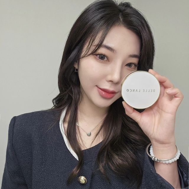 #벨르랑코쿠션 

'무자극 테스트 완료' 제품으로 민감피부도 걱정없는 촉촉쿠션 💧
은은한 속광이 도는 마무리감 그대로 지속되는 #승무원쿠션
얇게 올라가는 제형 + 쫀쫀한 퍼프로 뭉침❌️ 
환절기 쿠션은 #벨르랑코 하세요 :)

#쿠션추천 #메이크업 #쿠션팩트 #피부