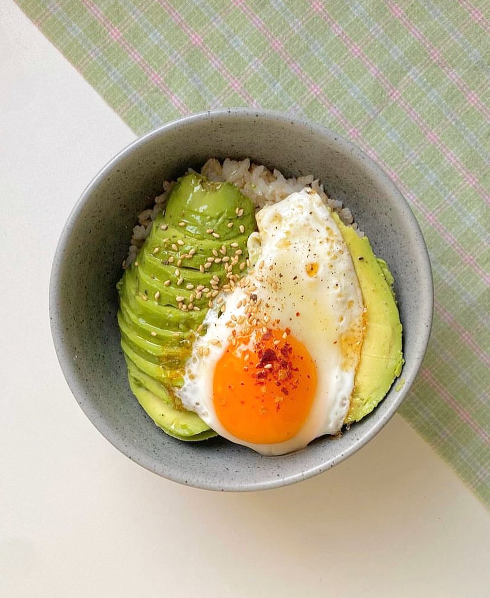 🍽오늘의 메뉴🍽 ---> 아보카도비빔밥
.
.
👩‍🍳💬 한동안 어떠한 일들이 저를 괴롭혀서 요리도 안하고 축 늘어진채 굶어버려서 살이 많이 빠졌었어요 어느순간부터는 입이 터져서  배달음식으로 스트레스를 푸느라 매일매일 시켜먹었어요 살도 많이 찌고 삶이 피폐해지는 것 같았어요 -! 무튼 잘 이겨내고 다시 요리를 하는 일상으로 돌아왔다는 거..! 찐살도 호로록 빼고 뽀짝한 요리들도 다시 열심히 해볼께요😍 조만간 날잡구 그 동안 밀린 인친님들의 요리실력 구경하러 다녀야겠어요 호호
.
.
#먹팔 #먹팔맞팔 #다이어트식단 #다이어트레시피 #다이어트식단공유 #다이어트 #요리계정맞팔 #요리스타그램 #요리레시피 #요리그램 #자취요리 #자취요리레시피 #자취요리그램 #자취요리스타그램 #집밥일기 #집밥 #집밥그램 #집밥요리 #요리맞팔 #먹팔해요 #먹팔환영 #먹팔소통 #먹팔하면맞팔 #훔쿡 #홈카페 #홈스토랑 #홈브런치 #집밥레시피 #집밥메뉴