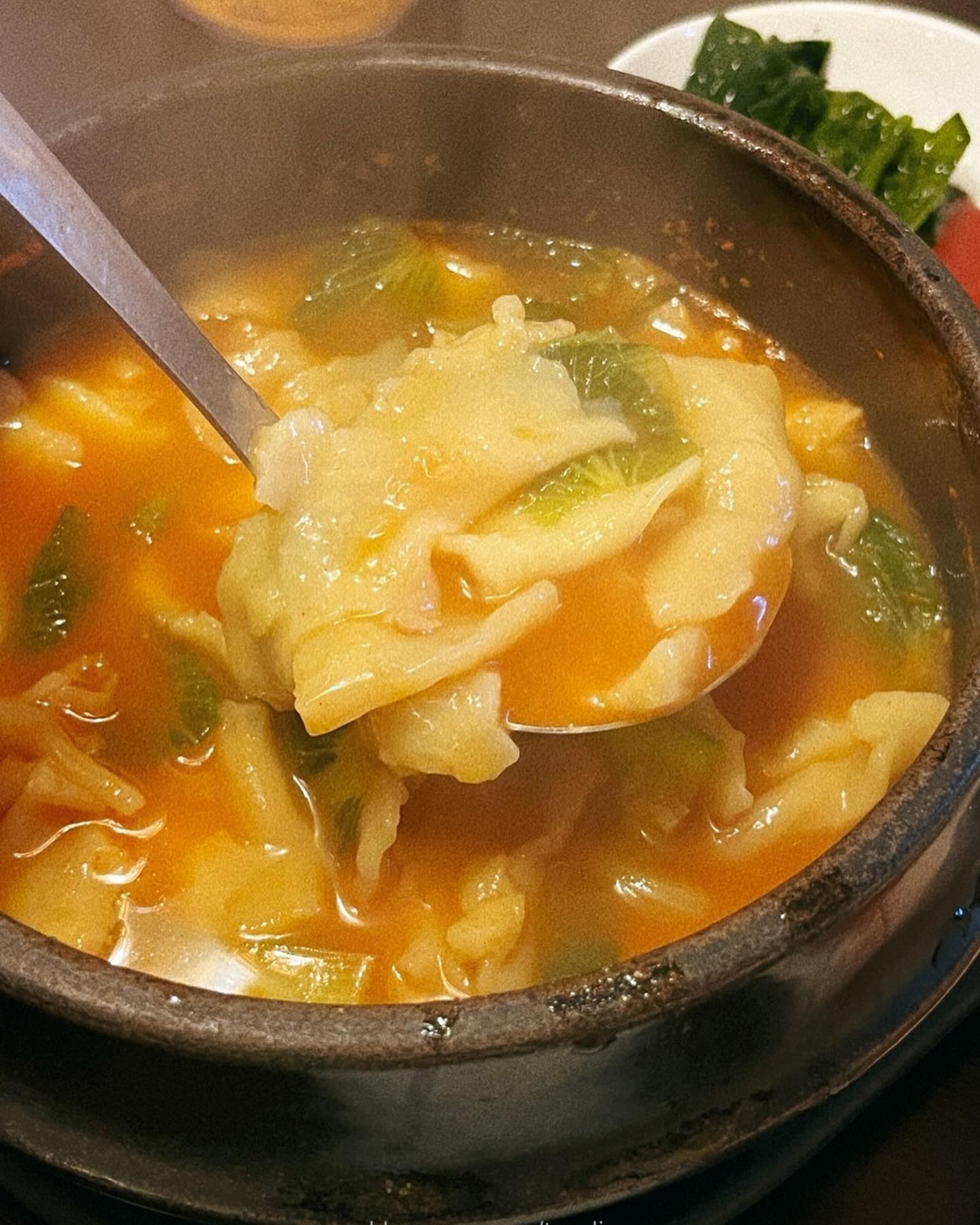 자칭 서촌러버가 발견한 내자동 맛집
네이버 리뷰 12개인 '반가' 에서 털레기에 막전 먹었어요
송도 유명한 털레기집도 맛없다고 하는 내 입맛에 딱 맞춘 맑은 된장국 스타일에 김치가 포인트❤️‍🔥 (김치 리필 무조건 한다)
막전은 김치전1 야채전1 나오는데 녹두가 들어간건지 포슬포슬 신기한 식감에 든든하니 무조건 시키시길

이미 유명한 서촌카페 '베란다'를 마주보고 있는 곳이니 서촌 루트로 최곱니다 ⸝⸝ ᷇࿀ ᷆⸝⸝

#서촌맛집 #서촌카페 #카페베란다 #내자동맛집 #경복궁맛집