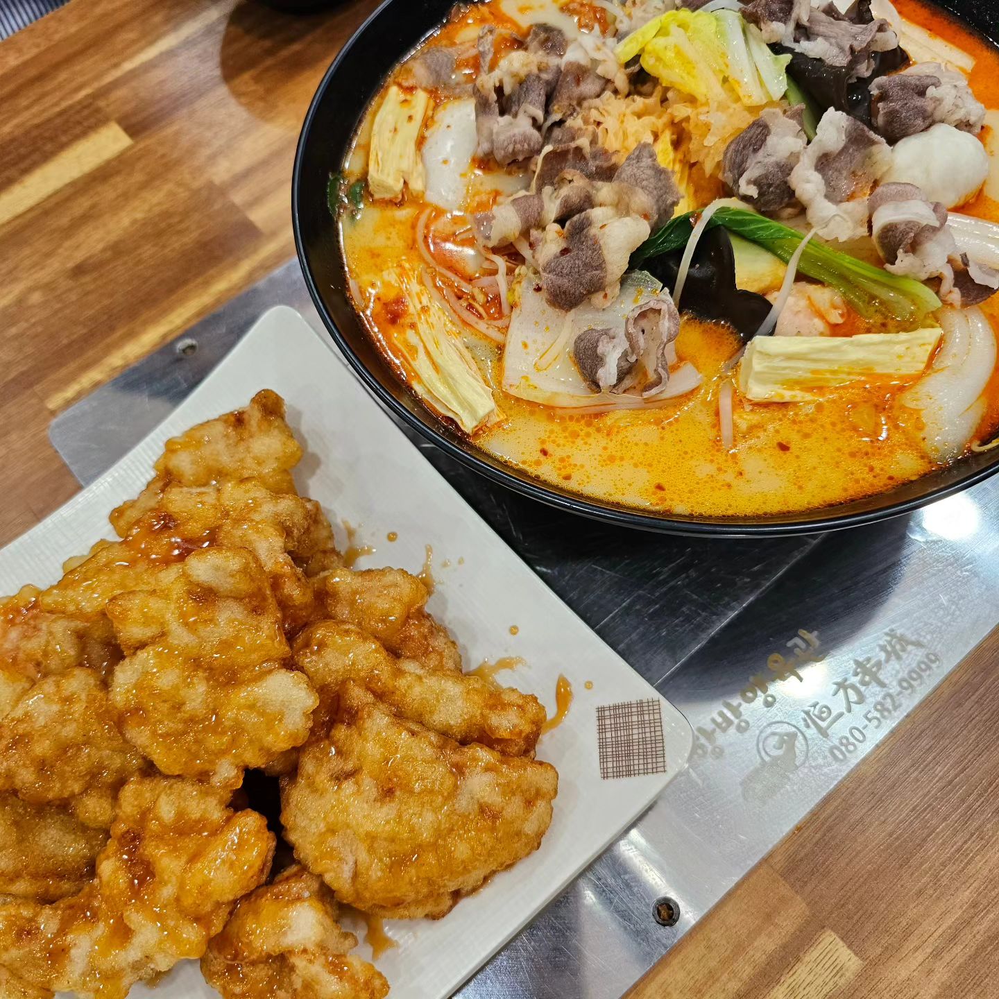 #협찬
⠀
내사랑 마라탕!!!!
구미에서 제일 맛있다는 곳을
발견해 빠르게 다녀와보았답니당!!
⠀
깔끔하고 넓직한 매장에
마라탕 재료들도 엄청 많은 편이라
뭘 넣을지 고민하게 만들 정도!!
⠀
내가 먹고 싶은 재료들 모아모아
사장님께 가져다드리면 고기 종류와
맵기도 선택할 수 있다구유!
⠀
완전 큰 그릇에 마라탕이 담겨져 나오는데
와.... 양 진짜 무엇?! 미쳤다리 미쳤다리!!!
⠀
신라면 맵기 정도로 했는데
너무 너무 맛있다 증말ㅠㅠㅠ
⠀
거기에 꿔바로우는 또 빠질 수 없지!
금방 해서 바삭바삭 하니 너무 맛있다ㅋㅋㅋ
⠀
미니사이즈는 너무 작은가 싶어서
대자 시켰는데 대자 다 먹음.......
마라탕도 다먹음 ㅋㅋㅋㅋㅋㅋㅋㅋ
⠀
지금 배달앱을 통해 주문을 하면
고기 200g 주는 리뷰이벤트 진행중이시라고 하니
근처 사시는 분들!!! 꼭 먹으세요 꼬옥!!!
⠀
⠀
⠀
⠀
⠀
⠀
#구미맛집 #인동맛집 #인동배달맛집 #인동마라탕맛집 #마라오빠 #마라탕은사랑입니다 #마라탕러버 #먹순이
⠀
⠀
⠀
⠀
