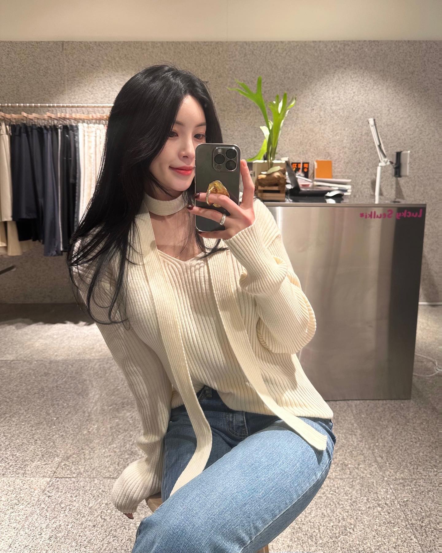 요즘 내 데일리룩 👀🖤

•골지 브이넥 머플러 nt:아이,블랙,소라,핑크