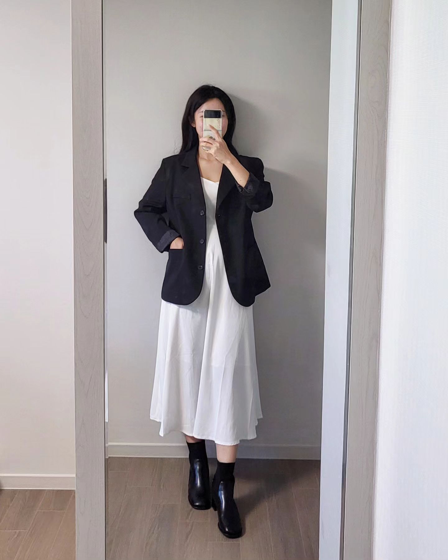 #듀의출근룩 #ootd #협찬 #슈럽 

오늘의 출근룩은 슈럽에서 보내주신 앵글부츠와 함께🖤
컬러라고는 1도 없는 출근룩이에요 ㅋㅋㅋ내 컬러 뺏아간 사람 어딧니🤭

슈럽 클라라 부티 앵글부츠는 발목까지 올라오는 디자인이 멋스럽고 신고벗기 편해서 자꾸만 손이가는 부츠에요
바쁜 출근시간에도 후다닥 신고 달려나갈 수 있어요 
어떤 스타일에도 잘 어울려서 코디하고 쉽고 착용감 또한 편해서 여기저기 만나는 사람마다 추천하고 다닌답니다💕

5.5cm 굽 덕분에 키 커보이는 건 비밀 ✨️
