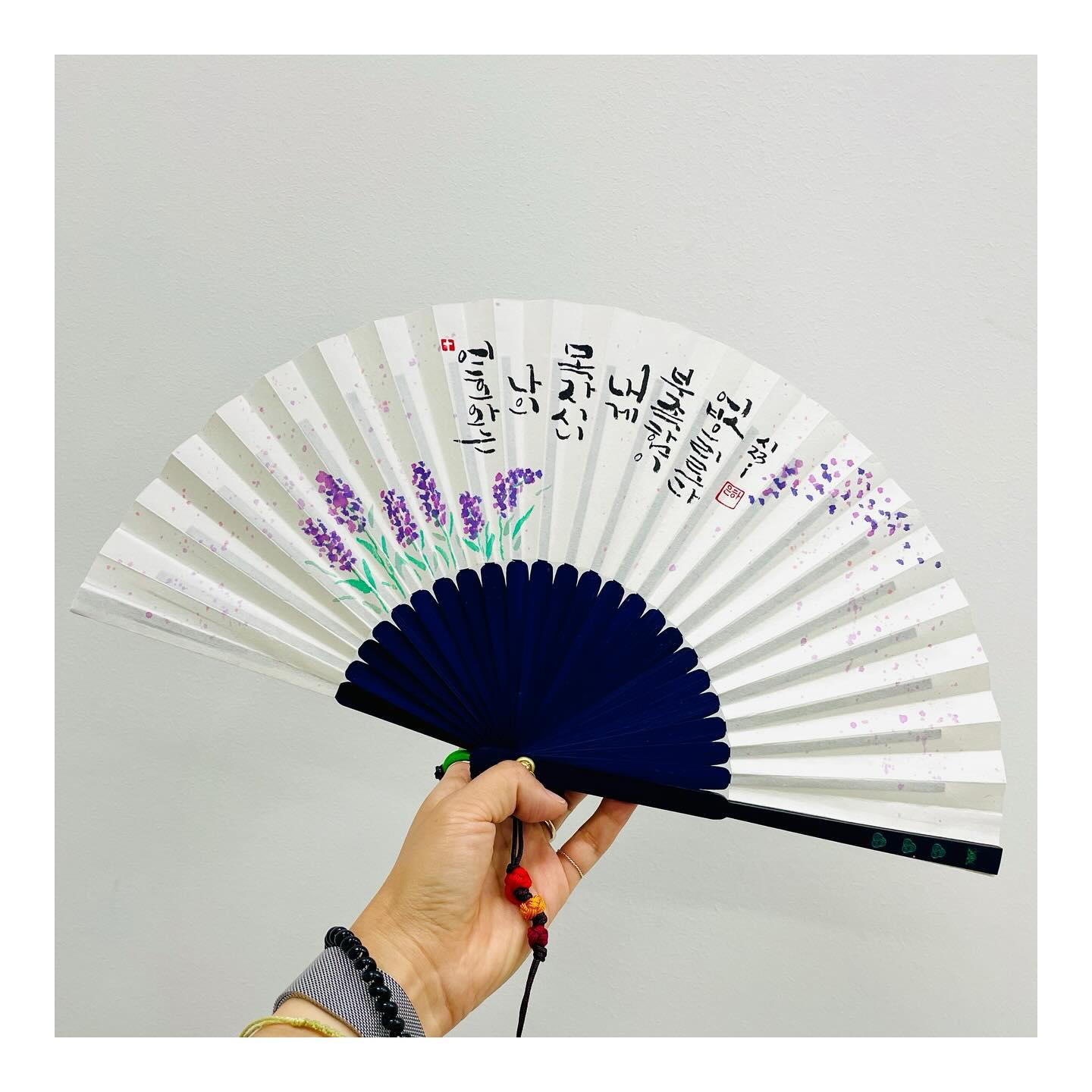 .
부채의 계절🪭
.
여호와는 나의 목자시니 내게 부족함이 없으리로다
(시23:1)
.
#부채캘리그라피 #부채캘리
#시편23편1절
#은하캘리 #eunha_calli