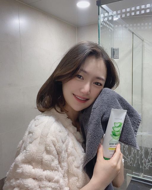 김지영 on Instagram: "#광고 산뜻한 나틴다 알로에베라 클렌징🌿 ✔️알로에가 함유되어 촉촉하고 수분감있는 클렌징을 도와주며, 자연유래 성분이 함유되어 피부 진정, 케어를 도와주는 클