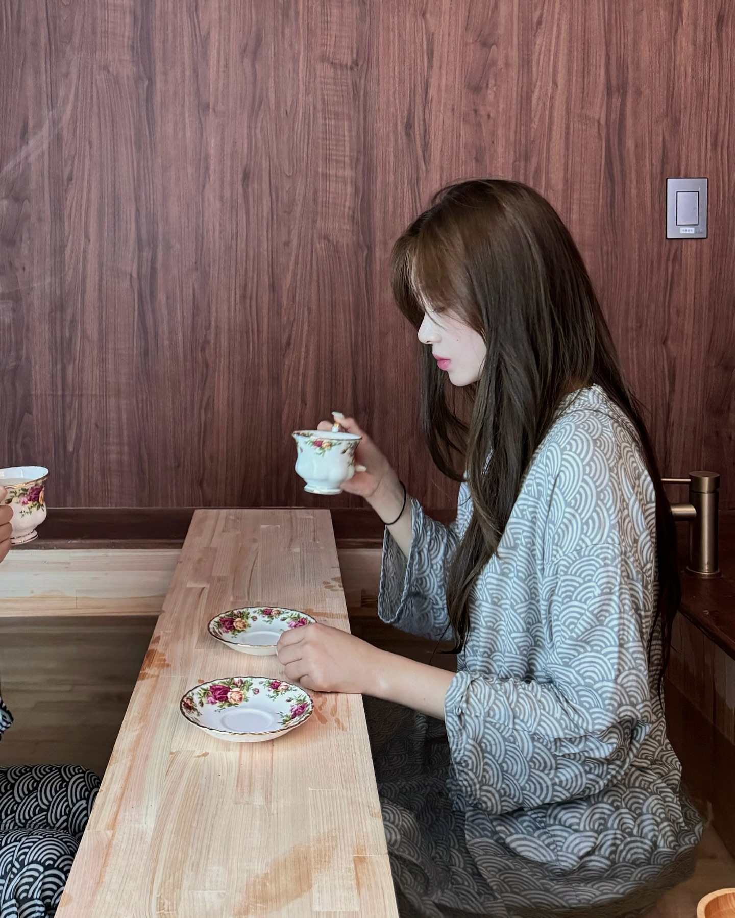 nandina_ph__ 💆🏻‍♀️🪴🫖🍃

부산 수영구에 새로 오픈한 ‘난디나’ 에서 
⚡️미세전류 에너지 전기 테라피를 받고왔어요 

최근 미용부터 운동기기 등 다양한 헬스케어 분야에서 미세전류를
활용한 기술이 각광받고 있는데요

제 게시물을 쭉 봐왔던 분이시라면 전에 업로드한 게시물 중
미세전류 관리의 효과에 대해서 얘기를 한적이 있었는데
대구와 가까운 부산에서 관리받을 수 있어서 좋았어요 :)

‘난디나’ 에서는 바디관리 뿐만 아니라 페이스 관리, 공간대여, 편백스파를 
하며 시네빔을 볼 수 있는 시스템까지 갖추어져있어서 편안하게 관리받고
휴식을 취할 수 있었어요

무엇보다 회원권 100만원권이 왜 60만원 ..?
전신관리 70분짜리를 7만원도 안되는 가격에 할 수 있다뇨 🫢

⇢ [ 미세전류 에너지 전기 테라피 효과 ]
✓ 혈액순환 ✓ 군살정리 ✓ 피부탄력 ✓ 바디라인 개선 
✓ 속근육 발달 ✓ 스트레스 해소 및 심신안정 
.
.
.
.
.
.
.
.
.
#nandinapenthouse #난디나ph 
#부산키즈풀빌라 #키즈풀빌라 #부산가족여행 #부산숙소 #부산호캉스 #부산풀빌라 #부산여행 #부산가족휴가 #부산키즈호텔 #부산키즈스파 #부산어린이숙소 #키즈여행 #가족여행 #호캉스 #광안리풀빌라 #부산가족호텔 #부산스파호텔 #공간대여 #부산공간대여 #테라피 #부산테라피 #에너지테라피 #수영구테라피 #힐링스페이스 #부산힐링 #부산힐링공간 #부산스파테라피 #부산웰니스