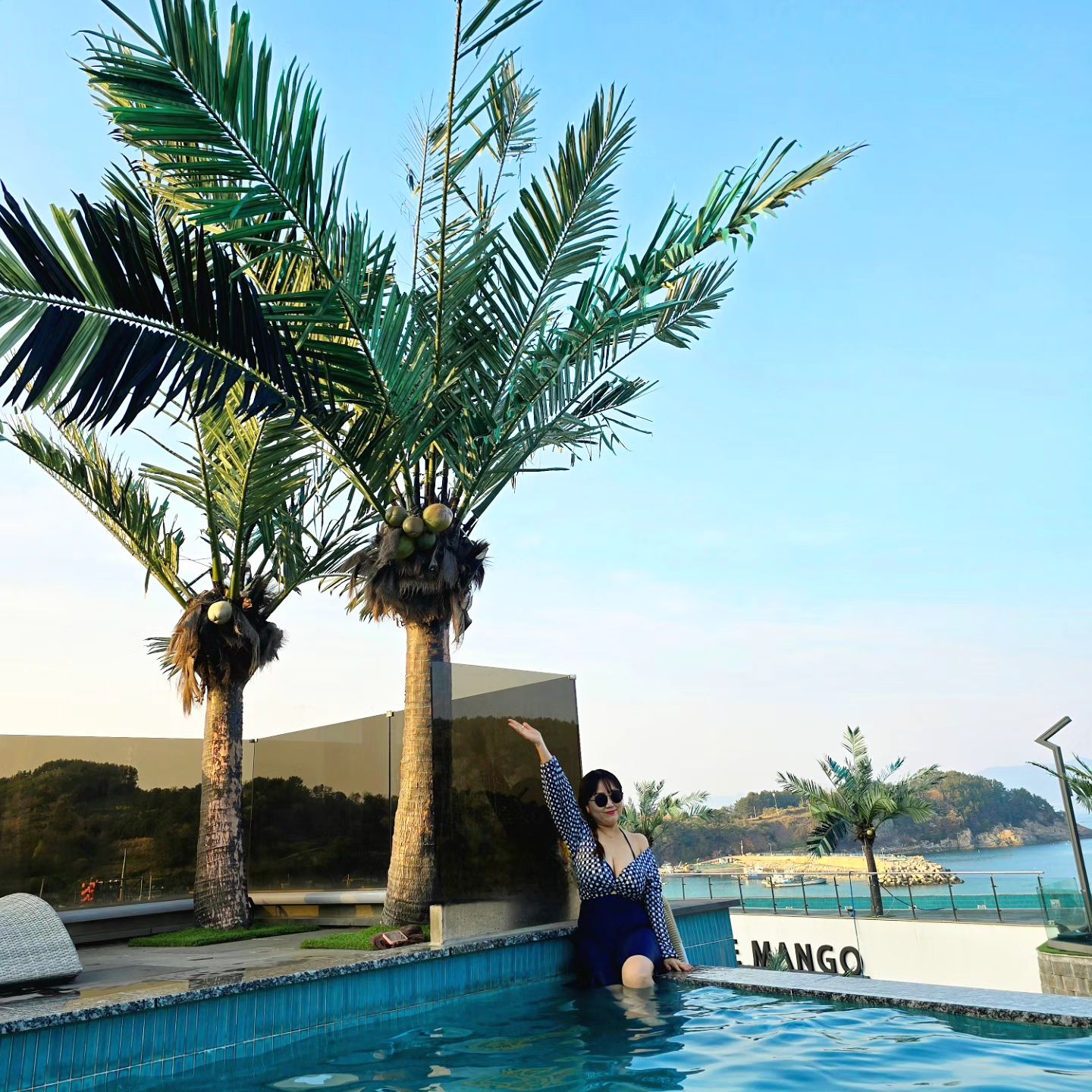 #숙소협찬
여기 해외 아니고🤭 #여수
공용 수영장이 두개나 있어요🏊‍♀️🏊‍♂️

여수 바다를 제대로 즐기다🎶
미온수로 운영되는 수영장이라 좋아💙
전 객실 오션뷰로 다양한 객실타입이 있어
커플, 가족, 우정 여행에 딱👍
스윙, 계단 포토존에서 인생샷 제대로📷

#블루망고리조트 bluemango_poolvilla
🏨 전남 여수시 돌산읍 계동해안길 90
⏰️ 체크인 15:00 / 체크아웃 11:00

프라이빗하게♥️ #여수풀빌라
여자 넷 우정 #여수여행 제대로 했어요😋
#여수리조트 극찬함👏

개인 수영장에 바베큐 즐기고🥓
#여수밤바다 보며 와인파티까지🥂
진짜~ 너무 즐거운 시간 보내고 왔답니다😍