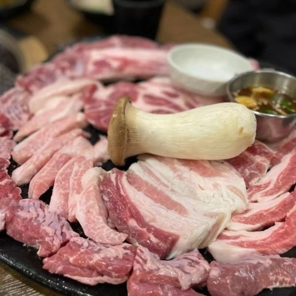 #연한돈 

연동에 위치한 숙성돼지모듬구이가 맛있는 고깃집!

사장님 신조 : 내 손이 고달파야 손님입이 즐겁다

다양한 부위의 돼지고기를 한꺼번에 맛볼 수 있는 곳
흑목살, 오겹살, 가브리살, 항정살, 갈매기살 등
빠질 수 없는 부위와 특수부위가 다양하게 나오기 때문에
취향별, 맛별로 골라먹기 참 좋다!

특히 숙성을 시킨 돼지고기라 질기지 않고 부드러우며
잡내 제로 숯불향 가득 머금은 고기를 먹으니 술이 술술🍶

✔️ 제주 제주시 선덕로 6 1층
✔️ 16:00-24:00 라스트오더 22:30
✔️ 매주 토요일 휴무, 재료 소진 시 빠른 영업 마감

🍴 모듬구이 중 800g 70,000원
🍴 근고기 600g 55,000원
🍴 비빔국수 5,000원
🍴 오징어라면 5,000원
🍴 된장찌개 2,000원
.
.
.
.
#먹스타그램 #맛스타그램 #mukstagram #foodstagram #제주맛집 #제주맛집투어 #제주도맛집 #제주맛집추천 #제주연동맛집 #제주돼지고기맛집 #제주고깃집 #제주시회식장소 #맞팔 #먹팔 #먹스타 #먹팔하면맞팔