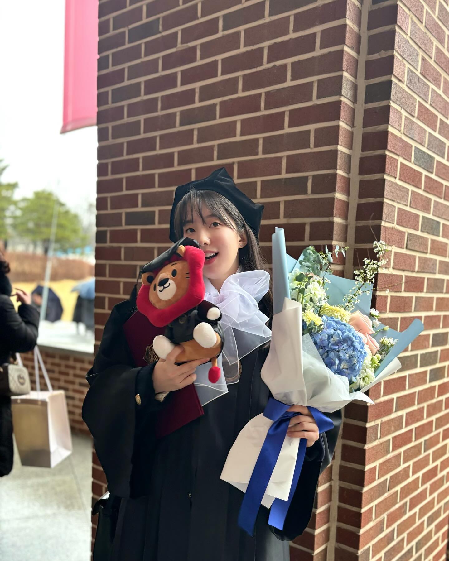 🏛️KYUNGHEE bye 나두 척척학사👩🏻‍🎓💐

4년이라는 기간 동안 너무나도 행복했던 대학 생활,
저와 함께해주시고 또 졸업을 축하해주셔서 감사합니다🤍
특히 우리 의학 20 동기들🫰🏻

좋은 기회로 조기졸업, 총장상을 받을 수 있게 되어 영광이었습니다! 모두 감사합니다!

#경희대학교 #졸업 #척척학사