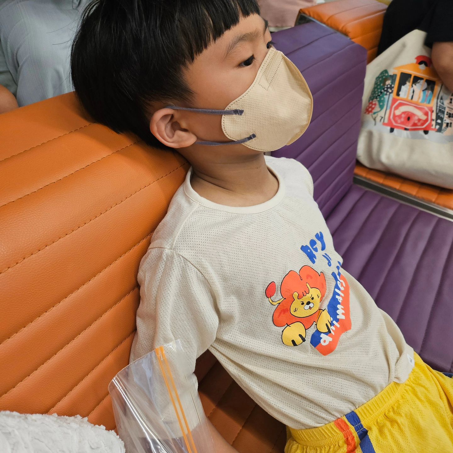 8.19-8.20. 민승이가 아파서 응급실행
장염으로 위아래 다 뿜어내고 새벽에집에와서 넘피곤ㅠ
담날출근안하고 쉬다가 
동네병원다시가고 카페가고ㅋㅋ
집앞 분식집에서 음식포장😄

아들 죽먹는데
아들조아하는 떡볶이먹는 잔인한 엄마🤣🤣
이거먹고싶거든 언능 낫거라ㅋㅋㅋ