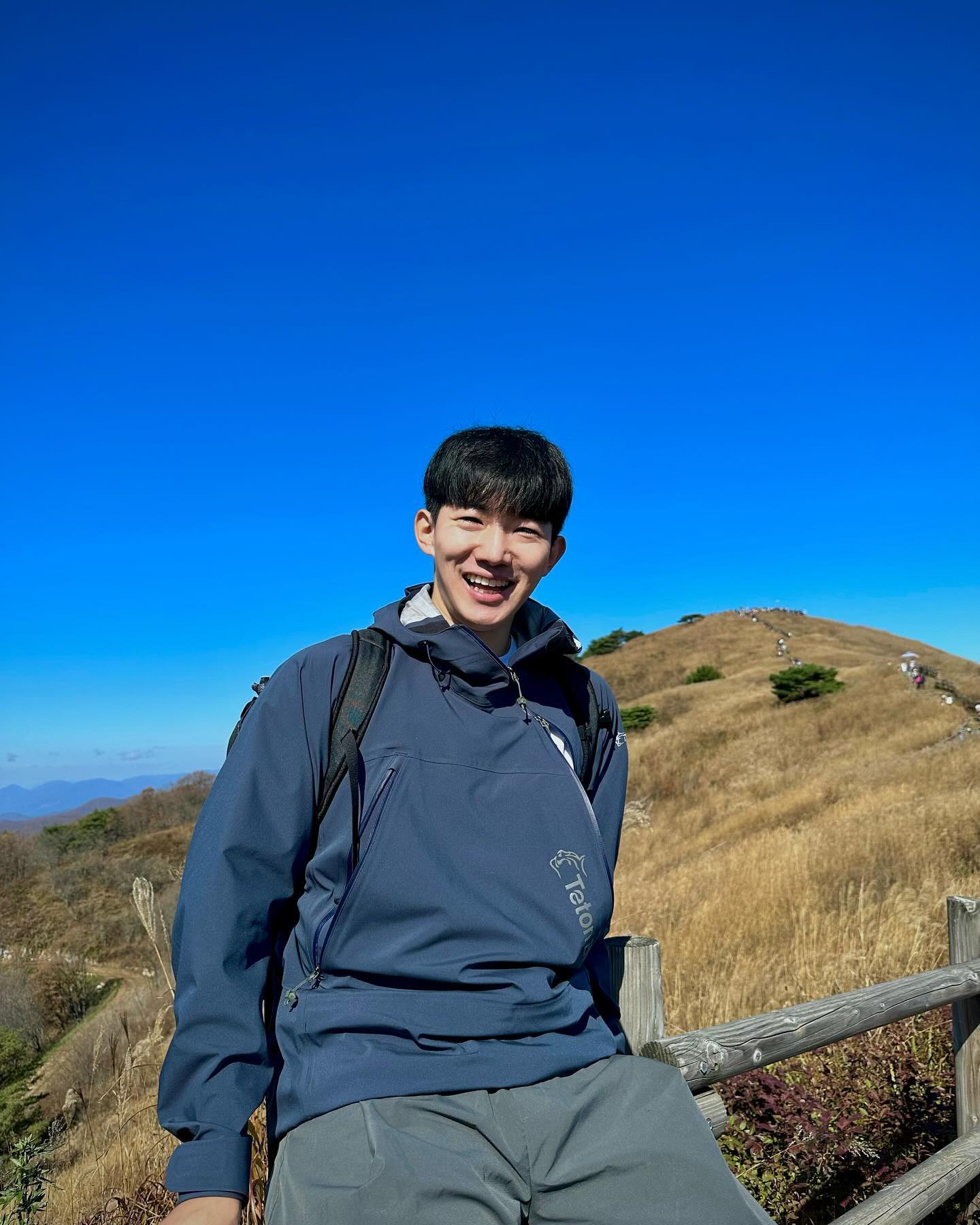 여름 민둥산의 새초록한 모습은 민둥산이라는 이름과 너무 잘 어울렸고

가을 억새핀 민둥산은 그냥 이쁘네요. 날씨도 선선해서 소풍간 느낌.

초반 급경사 오르막길도 민둥산에 오르면 다 잊혀지니 체감상 30분만에 정상 온 것 같은 느낌이더라고요^^ 등린이들의 성지인 이유가 아닐까.. :)

자기 인생에 산은 없다던 친구와 정상에서 마주쳐서 서로 너무 놀랐는데, 여자친구랑은 산 잘만타네^^

#억새산행 #억새맛집 
#민둥산 #등린이추천