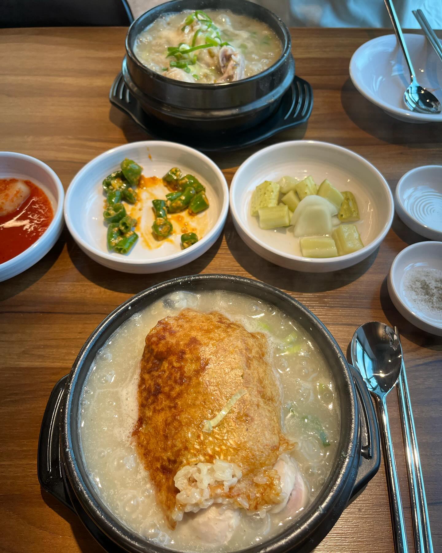 #협찬 #이우철한방누룽지삼계탕

추워진 날씨에 보양식으로 삼계탕 어떠신가요🤍

한식대첩3 우승자 이우철 명인의 삼계탕!
수원 탑동에서 드실 수 있어요😆

누룽지 이불 덮고 나오는 뽀얀 삼계탕🫶
푹 삶아져서 뼈가 그냥 분리되서 먹기 편하더라구요~!
어떻게 삶으신걸까요,, 가슴살이 부드럽고 쫄깃해요🥹

쫀득바삭한 누룽지와 발라낸 살을
삼계탕 국물에 뜨끈하게 적셔먹으면 꿀맛💕

녹두삼계탕은 누룽지 대신 녹두가 들어있어요
고소하고 국물이 더 걸쭉하고 찐~해요🥰

인삼, 대추, 밤이 들어있는 한방삼계탕✔️
짜지않고 정갈한 밑반찬이 별미✔️
특히 오이고추된장무침이 정말👍

마지막 국물까지 싹- 비운 찐 맛집
삼계탕으로 제대로 몸보신 했구요😉
부모님 모시고 또 갈겁니다🧡

✨한방 누룽지 삼계탕 17,000원
✨한방 녹두 삼계탕 17,000원

📍경기 수원시 권선구 금호로 162 2층
✔️매일 10:30-21:00
☎️031-291-3342

#수원삼계탕 #수원건강식 #수원보양식 #수원탑동맛집 #수원탑동삼계탕맛집 #수원탑동점심메뉴 #호매실삼계탕 #호매실맛집 #수원삼계탕집 #이우철삼계탕 #탑동삼계탕