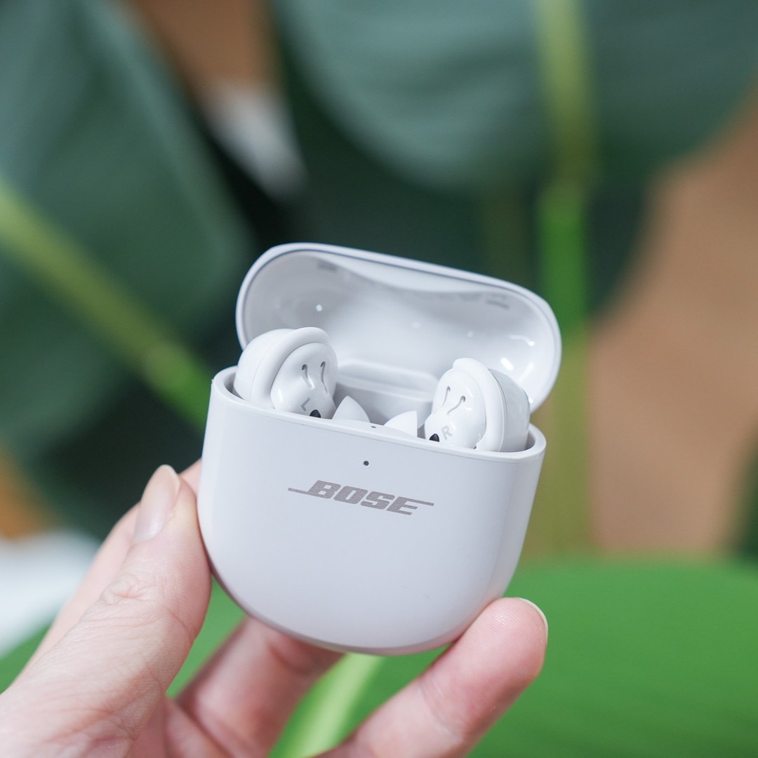 📢 BOSE 창사 60주년 기념, 혁신의 역사와 함께하는 특별한 순간 🎉

프리미엄 음향 브랜드 BOSE가 뛰어난 음향 기술과 혁신적인 제품으로 쌓아온 60년의 역사를 기념하며, 보스 QC 울트라 이어버드 다이아몬드 60주년 에디션을 출시했습니다! 💎

✨ 우아함의 극치, 다이아몬드 에디션
다이아몬드 에디션은 QC 울트라 헤드폰, QC 울트라 이어버드, 울트라 오픈 이어버드로 구성된 한정판 시리즈로, 클래식한 우아함과 고급스러움을 담은 디자인이 매력적입니다. 특히 저는 QC 울트라 이어버드를 사용해보고 있는데, 그 세련된 디자인이 눈길을 사로잡습니다.

🎧 믿을 수 없는 리얼 사운드와 노이즈 캔슬링
BOSE는 이미 정평이 난 사운드 퀄리티로 유명하지만, 이 한정판 이어버드는 진정한 소리의 정수를 느낄 수 있습니다. 뛰어난 노이즈 캔슬링 기능을 통해 몰입감 넘치는 청취 경험을 선사합니다.

📦 구성품 안내

충전 케이스
Bose QuietComfort Ultra Earbuds
Bose 핏 키트 (이어팁 및 고정 밴드 3종)
USB-C 케이블
🔥 완벽한 착용감과 고급스러운 디자인
처음 착용했을 때부터 느껴지는 편안함이 정말 인상적입니다. 부드럽고 견고한 이어팁과 고정 밴드 덕분에 성별과 관계없이 누구나 편안하게 착용할 수 있습니다. 이 이어버드는 그 자체만으로도 패션 아이템으로 손색없을 만큼 독특한 디자인을 자랑합니다.

💎 패션과 음향의 완벽한 조화
다이아몬드의 빛을 머금은 컬러는 빛의 각도에 따라 반짝이며 고급스러움을 더합니다. 독특한 디자인과 색감 덕분에 이어버드를 사용하는 것만으로도 특별한 개성을 표현할 수 있습니다.

🎶 완벽하게 균형 잡힌 사운드
BOSE는 전음역대에서 뛰어난 밸런스를 제공하여, 음악을 듣는 새로운 경험을 선사합니다. 고음과 저음 모두 균형감 있게 들려, 다양한 장르의 음악을 더욱 생동감 있게 즐길 수 있습니다.

📱 맞춤형 사운드 경험
Bose App에서 EQ 설정을 쉽게 조정하고, 이머전 모드를 통해 노이즈 캔슬링과 공간 음향을 결합한 몰입형 사운드를 즐길 수 있습니다. 또한, CustomTune 기능을 통해 사용자의 귀 모양에 맞춘 사운드를 제공하여 최고의 청취 경험을 선사합니다.

한정판으로 출시된 이 특별한 제품을 소장할 수 있는 기회를 놓치지 마세요! 💎👂 #BOSE #창사60주년 #다이아몬드에디션 #QCUltraEarbuds #프리미엄사운드 #럭셔리오디오 #보스QC울트라이어버드