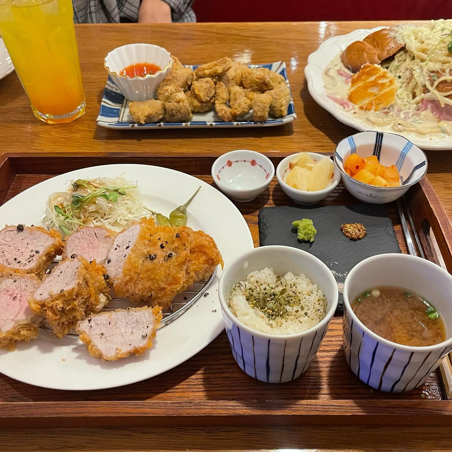 #협찬 구파발역에 맛있는 돈카츠맛집!!
동백카츠 구파발점에 다녀왔어요🌺❣️
.
지하철역에서도 가까워서 찾아가기 참 좋았답니다 
도착해서 보니 가족단위 친구들 연인들이 많이 와서 드시더라고요!!
구파발 다양한 사람들의 입맛을 사로잡은 곳이었어요😍😍😍
.
안심과 등심이 뻑뻑한 느낌 전혀없이 너무나 부드러워서 먹기 참 좋았어요
저처럼 안심과 등심 모두 놓치고 싶지 않은 분들은 꼭꼭 동백카츠 구파발점에서 안심&등심카츠를 드셔보세요❣️
.
청양까르보빠네는 소스가 너무 맛있고 느끼함을 잡아주는 맛이 참 좋았어요 크림소스 파스타를 드시고 싶은데 안물리는 맛을 원하신다면 추천입니다😍
.
그리고 진짜 별미라고 느꼈던!!!
🌟안심 가라아게🌟
와 저는 이거 정말 맛있게 먹었어요!!
치킨 가라아게는 많이 들어봤어도
안심 가라아게는 처음 들어보고 먹어봤는데 부드러우면서 감칠맛나는 소스에 찍어먹으니까 배불러도 손이 계속가고 아주 술술 들어갔답니다 ㅎㅎㅎ
.
양도 많이 주셔서 정말 배 두드리며 나왔을정도에요
구파발 카츠전문점 찾으셨다면 
동백카츠개화식당 방문해보세요!

#동백카츠 구파발점#구파발역맛집#구파발역돈까스#구파발돈카츠#구파발돈까스#구파발점심#구파발맛집추천