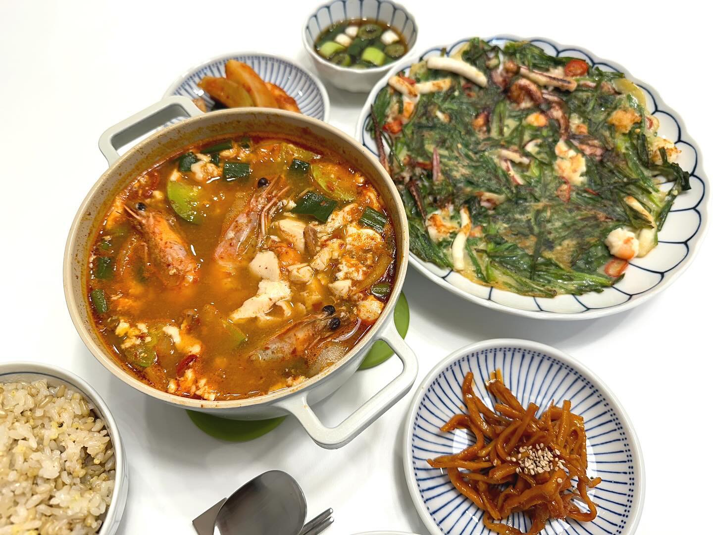추운 날씨엔 뜨끈한 국물🥘
몽골몽골한 순두부찌개에 해산물 잔득 들어간 부추전! 

요즘 날씨가 너무 추워요🥶
겨울이 왔다는게 새삼 느껴져요
추운날 뜨끈한 국물을 먹으니 몸이 사르륵 녹아 피곤함이 싸악 풀렸어요😊

오늘도 잘 먹었습니다

#신혼저녁#신혼밥상#순두부찌개#부추전#일상#소통#선팔#맞팔