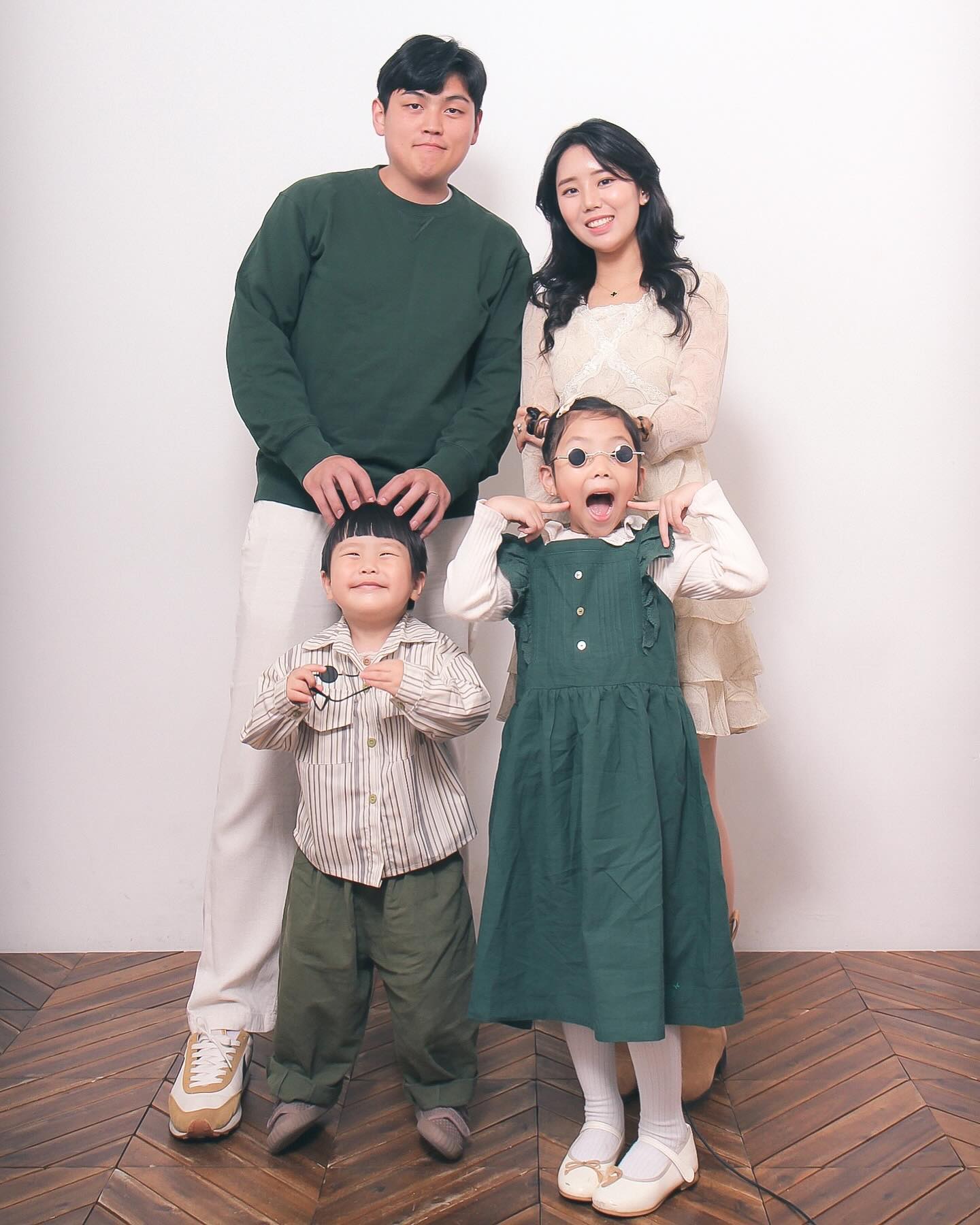 귀여운 우리가족 행복그자체💚
수혁이 낳고 제대로 남긴 가족사진
앨범만들어서 예쁘게 담기위해 찍었는데
퀄리티 너무 대박이잖아...👍🏻
셀프인거 안비밀🙊
