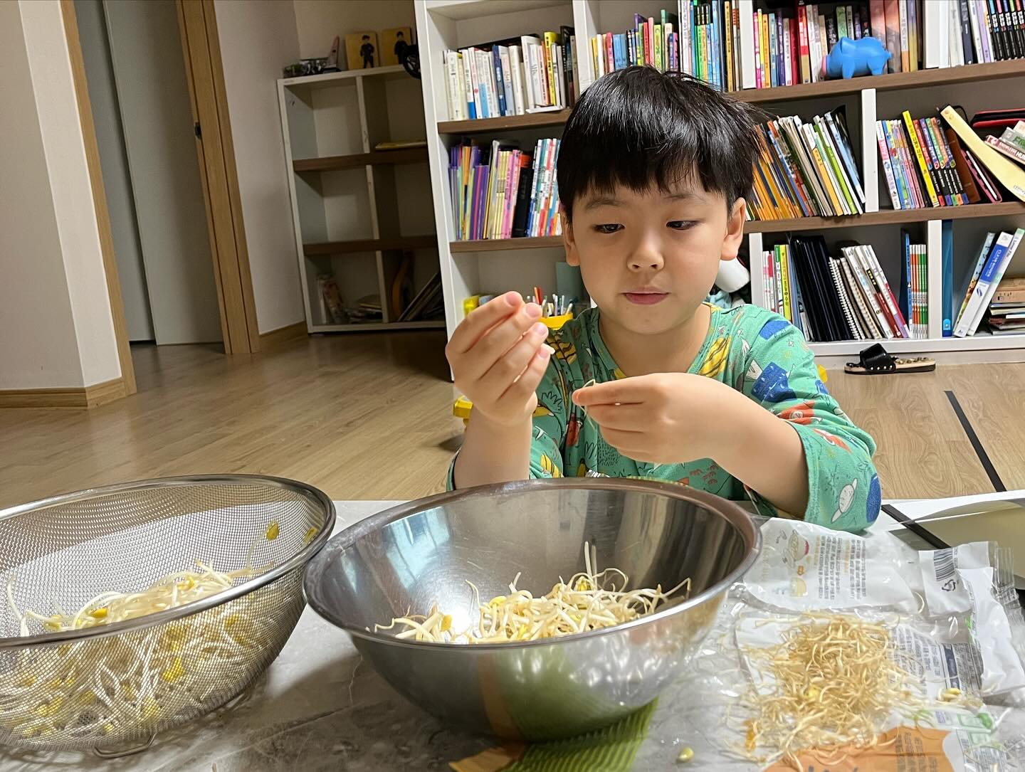 우리 민채가 좋아하는 콩나물국밥!!
아침에 또 해달라고 해서 콩나물꼬리 떼고 있으니 조용히 앉더니
콩나물 다듬는 스윗남😍

먹으면서 맛있다고 박수치는 사랑둥이🫶🏻
많이 먹어~
엄마 밥 해줄 맛 난다!!!😁😁😁
.
.
.
#아침밥#아점#콩나물국밥#아들먹방