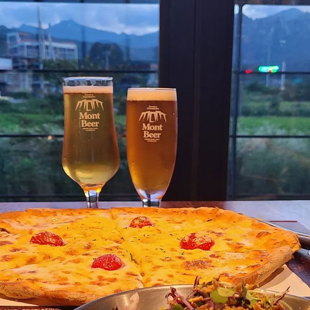 Lim J.Y on Instagram: "오랜만에 맛있는 맥주 강원도에 의외로 양조장을 갖춘 수제맥주집이 몇군데 있는걸 발견해서 저녁은 피맥으로. 샘플러 먹어보고 골든에일과 하와이안IPA 추가 주문. 울산