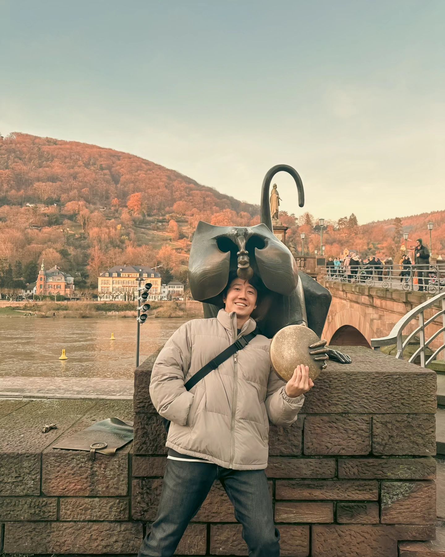 #heidelberg
독일 여행🇩🇪
.
.
#heidelbergoldbridge
행운이 따른다는 원숭이
부자된다고 해서 거울 많이 만지고왔는데
로또 당첨 되게 해주세요. 제발🙏
.
.
#heidelbergoldtown
도시가 너무 예쁘고 아름답고 다 알겠는데
화장실좀 많이 만들어줘 제발🙏
.
.
또 따라다니는 남자
#또따남 #강주부
#하이델베르크
#슈니첼 #독일여행
#여행은언제나옳다
#여행중독 #트래블강주부
