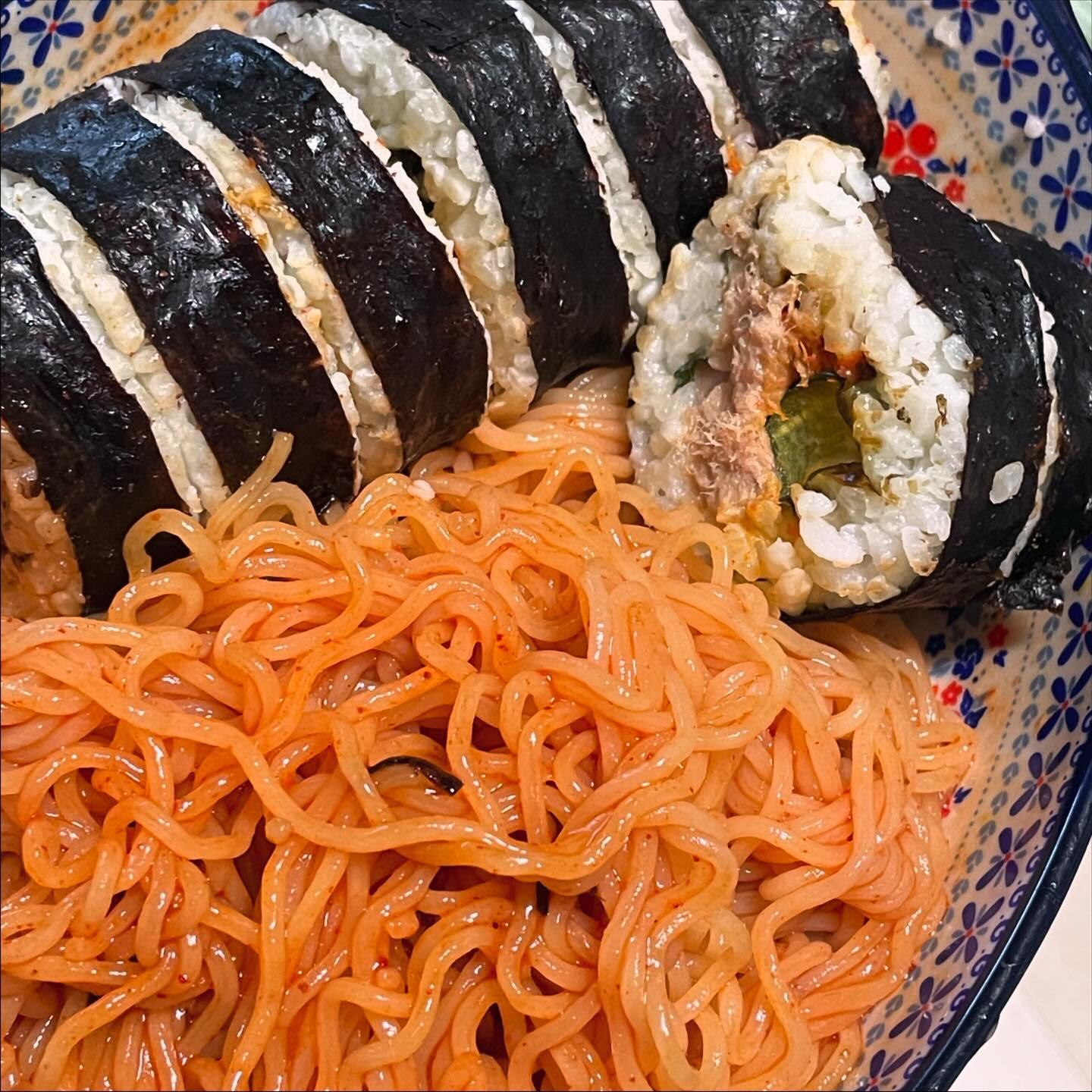 더우니까 여름이니까
#팔도비빔면 #참치김밥
환상의 짝꿍 💕👍 
옛날사람 표현 ㅋㅋㅋㅋ