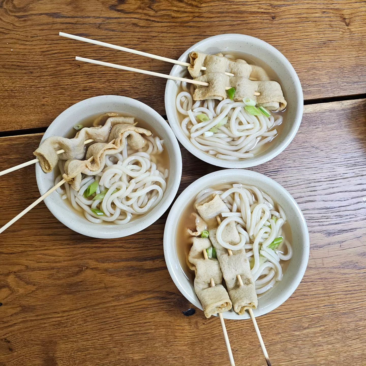 하아..

청소안된 집에..
빨래통밖으로 넘치는 빨래들..
그득 담겨있는 설거지..
치워지지 않은 식탁위까지..

퇴근하자마다 시작된 집안일에..
한숨이 푹푹......

이또한 지나가리라 중얼거리며..
5분컷 저녁으로 후딱 차려드린..
요즘 폭풍성장하는 세친구들 저녁..

#참도깨비우동 #참도깨비꼬치어묵
#워킹맘힘든거였네 #삼남매네저녁
#퇴근했지만출근한기분 #힘내잣✌️