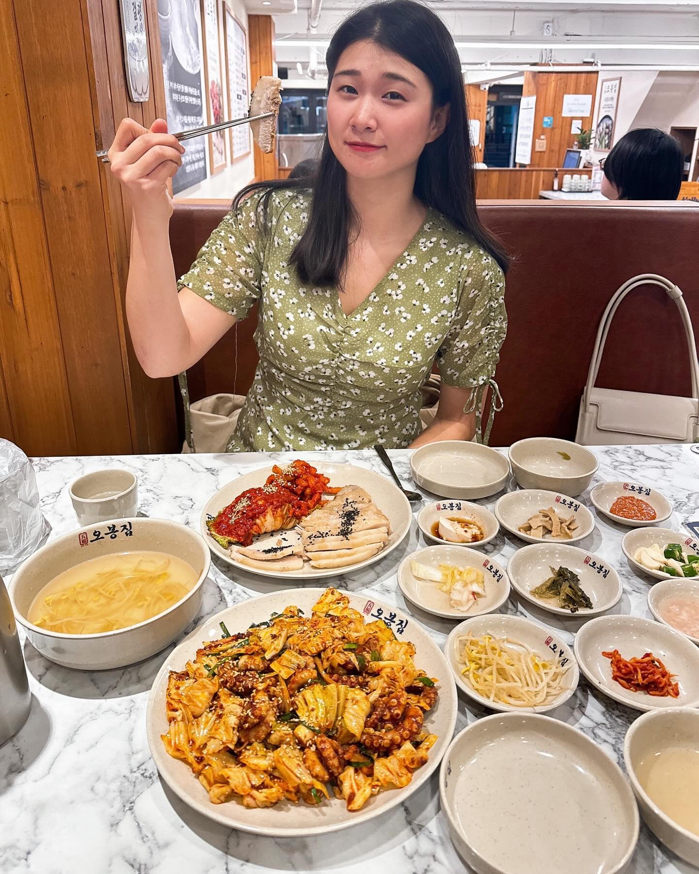 드디어 나도 먹어봄 오봉낙지스페셜!!
상봉역 5번 출구, 1분 앞도 아닌 30초앞 오봉집 상봉점
전철역 바로 앞이라 모임장소로 추천!!
길 찾느라 늦었다 이런 변명이 통하지 않는다요

오봉집 맨날 간판만 바라보다 오늘 첫경험이였는데
역시 소문난 집은 다르다!!
보쌈이 이렇게 부들부들 촉촉하다니~ 항정보쌈 넘 맛나구욤
직화낙지는 밥에 참기름 슥슥 비벼서 먹으면 존맛탱
보쌈에 빠질 수없는 막국수까지~ 다 맛있어서 자신있게 시그니쳐메뉴로 만들만 하구나 하더라고요
만족도 너무 높았는데 둘이서 먹기에 조금 많았구요 
세명이서 막걸리에 오순도순 먹으면 최고일것같았던 구성❤️

오봉집 부추전도 파는 거 다들 아시지요??
다음에는 한명 아니 두명을 꼬셔서 전까지 먹고 오려고합니다
재방문각이였던 오봉집 상봉점!!

☑️오봉집 상봉점
🔹서울 중랑구 망우로 290-2 1층
🔹매일 11:00~22:30
🔷0507-1497-7718
🔹낙지 오봉 스페셜 56,000

#협찬 #오봉집상봉점 #상봉맛집 #상봉역맛집 #상봉역맛집추천 #상봉맛집추천 #중랑구맛집 #상봉술집 #상봉역술집 #상봉역회식 #오봉스페셜 #매생이연포보쌈 #오봉집