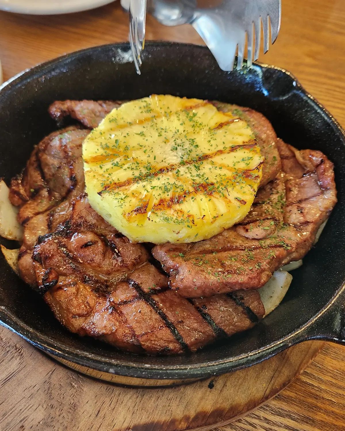 크리스마스 기념으로 남편과 다녀온 완전 맛있는 인천 영종도 그릴드치킨🥰
#그릴드치킨

캐주얼하면서도 밝은 분위기의 매장과 넓고 깨끗한 내부는 내 마음을 사로잡았는데 친절한 직원분들은 모두 산타망토를 입고 계셨다😆 

음식들이 전부 맛있어보여서 메뉴 고르는데도 엄청 오래걸렸고 맛은 완전 감동이었는데🥰

🗨그릴 목살 플레이트
등심스테이크와 고민하다가 겨우 골랐는데 고기가 진짜 촉촉하고 부드러워서 목살이 아닌 줄 알았다😍

양념도 간이 세지 않아서 부담이 없었는데 같이 나온 파인애플과 볶은 양파, 볶은파프리카를 포크로 쿡 찍어 고기 샌드위치를 만들어 소스에 찍어 먹으니 진짜 너무 맛있었다😍

🗨트리플 머쉬룸 피자
내가 좋아하는 느타리 양송이 새송이 버섯이 아깜없이 투척된 달콤한 피자에 모짜렐라 치즈가 가득 들어있어서 치즈가 주욱 늘어나는 것부터가 행복했고☺️

 도우가 페스츄리로 되어있어서 색다르면서도 적당히 바삭하고 맛있어서 남김없이 해치워버렸다💘

🗨샐러드
목살 플레이트를 시키면 같이 나오는 메뉴였는데 눈꽃치즈가 가득 뿌려진 신선한 채소와 크고 푸짐한 웨지감자는 단일메뉴로 팔아도 손색이 없어보일 정도로 구성이 알찼다🥳

🗨체리에이드
요즘은 은근히 찾기 힘든 메뉴라 반가운 마음에 주문했는데 진한 체리맛이 풍기면서 무척 달달했다😄

너무 만족했던 식사여서 또 가고 싶고 나올 때 등심 스테이크 시켜드시는 분 보고 눈이 한번 돌아갔다🤣

근처에 바다도 있어서 눈요기하기도 좋았고 완전 맛집이라 다음에 또 가야겠다💝

💟 그릴드키친
💟 인천 중구 운서로7번길12 1층 그릴드키친
💟 건물주차장 O (운서역 도보 5분 & 배달가능)

#영종도맛집 #영종도 #피자 #스테이크 #목살스테이크 #샐러드 #웨지감자 #크리스마스기념 #먹팔해요 #맛집인정 #먹스타그램🍴 #라후_인천