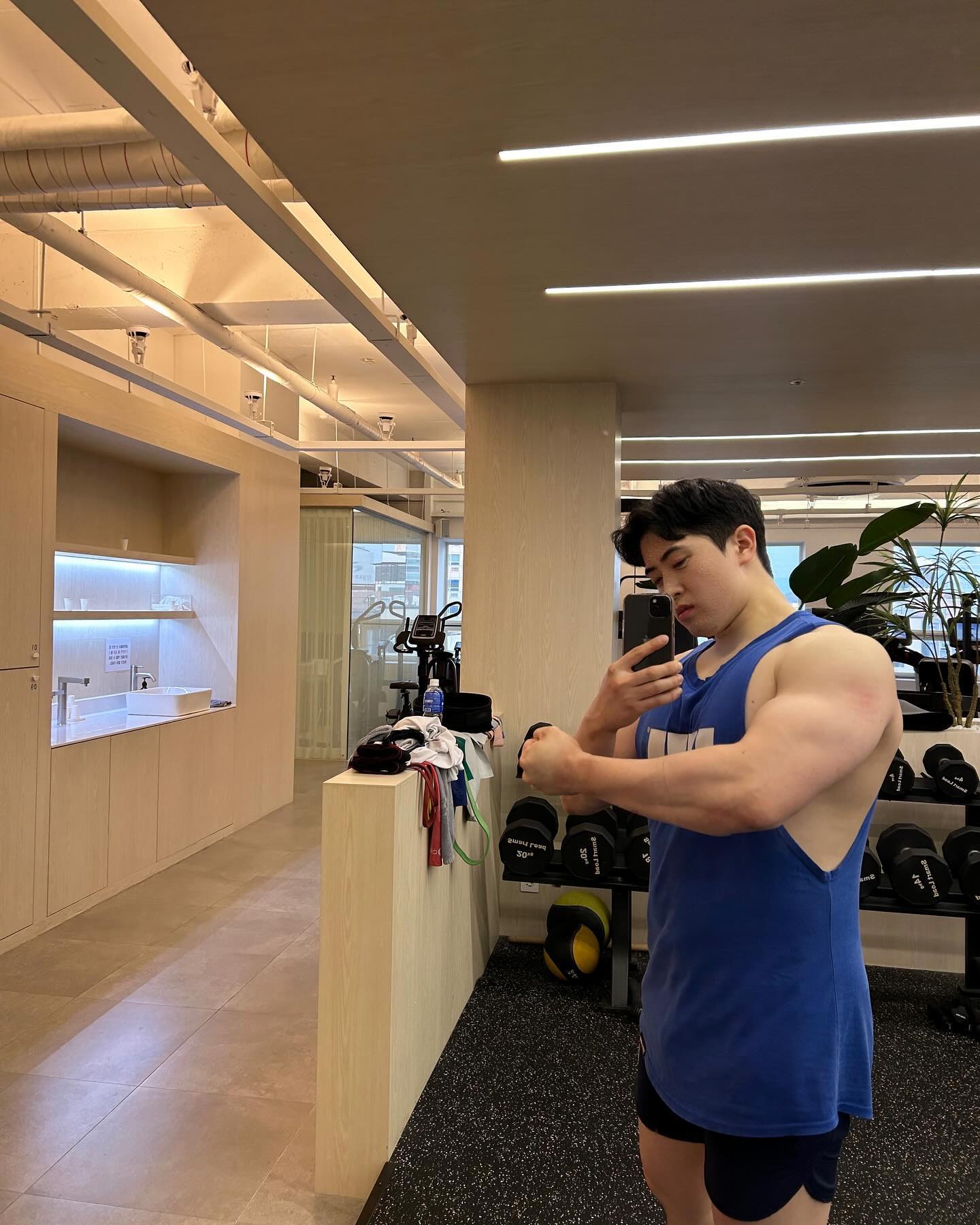주말 어깨 운동 후 먹은것들.....😅
사진 찍어보니까 엄청 먹었네요....ㅋㅋ
주말에 먹은 것들로 오늘 데드나 많이 해야겠네요🤭
 
이번주 비오고난 뒤 주말부터 추워진데요!
우산 잘 챙기고 감기고 조심하시길! 아나볼릭!
 
#운동 #운동하는남자 #헬스 #헬스타그램 #일상 #대전 #봉명동 #브라이튼휘트니스유성점 #오운완 #운동기록 #운동소통 #bodybuilding #workout #reels #daily #song #gym #fitness #selfie #diet #instahealth