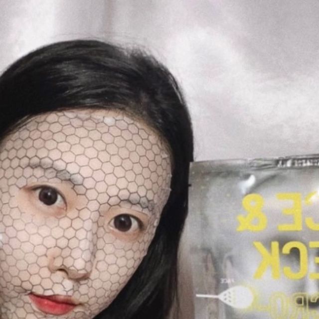 Kim Haeun ⭐️daily💕 on Instagram: "#광고 1일 1팩은 필수죠😆‼️ 꿀피부 만들기 위한 하루루틴 ~ 미세전류 물방울 에너지팩💙 얼굴만 하는 일반 마스크팩들과 달리 목까지 같이 관리하며, 피