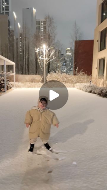  무무, 심이준, 시미준 🧸 on Instagram: "☃️
(이번 연휴 아님 주의 😂)

소복소복 

아무도 안 밟은 깨끗한 흰 눈 밟는 희열이란! 
겨울 가기 전에 한번만 더 눈 펑펑 왔으면 좋겠어요 ❄️🩵
이준이와 함께한 첫 번째 눈놀이, 대성공! 🫶🏻

이모, 삼촌들 
2024년 새해 복 많이 받으세요! 

#시미준 #시미준_일기"