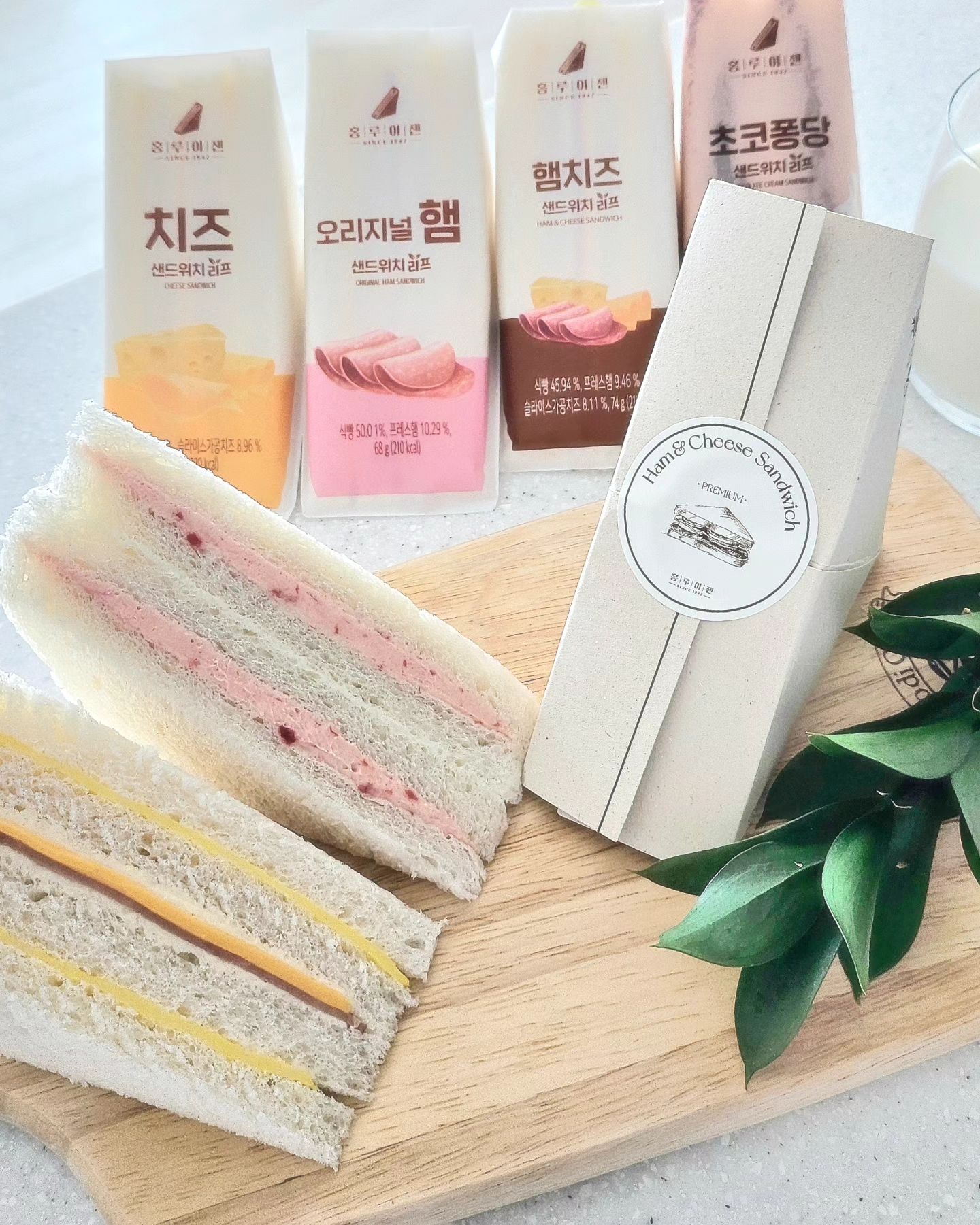 #협찬
홍루이젠 2월 신메뉴 출시🎉🎉🎉
<<<<프리미엄 햄치즈 샌드위치>>>
가까운 홍루이젠 일산킨텍스점에서 구입😍
조카님이 좋아하는 햄치즈 샌드위치가
프리미엄 라인으로 출시!
속재료가 옴총 알차고 도톰해서 맛남😋😋😋
📌프리미엄 라인은 탕종 기법을 반영한 탕종 식빵 사용! 탕종식빵의 특장점은 쫀득하고 촉촉한 맛을 오랫동안 유지
탕종식빵이 샌드위치 만드는데 사용되면 샌드위치의
부재료 맛과 어우러져 풍부하고 조화로운 맛을 즐길 수 있음!
📌프리미엄 라인으로 선보이는 첫 샌드위치는 홍루이젠 대표 메뉴인 햄치즈 샌드위치. 프리미엄 햄치즈 샌드위치는 기존 햄치즈 샌드위치와 차별화를 둔 점은 바로 부재료!
📌터키브레스트 콜드컷 햄 3장과 통 모짜렐라 슬라이스 치즈가 3mm로 두텁게 들어가 있음. 재료들과 홍루이젠 특제 소스가 어우러지는 조화와 맛이 풍성😋
📌환경을 생각하여 사탕수수로 만든 종이로 감성적이고 고급스러운 패키지
📌홍루이젠 샌드위치는 간식이나 식사대용으로 간편하고 깔끔하게 즐길 수 있는 샌드위치로 명성이 높은 만큼 프리미엄 햄치즈 샌드위치 또한 그 명성을 이어감.
📌때마침 프리미엄 햄치즈 샌드위치 론칭 이벤트 일정과 겹쳐서 기존 햄치즈 샌드위치의 가격대로도 즐길 수 있는데, 비슷한 가격으로 신제품 홍보를 하면서 맛볼 수 있는 기회를 제공하는 것이 참신하고 새로움👍👍👍
📌프리미엄 햄치즈 샌드위치는 홍루이젠 전국 매장에서 구매할 수 있고, 음료는 홍루이젠 유인 매장에서 맛볼 수 있음!
📌신제품 출시 소식이나 더욱 자세한 내용이 궁금하다면 홍루이젠 공식 인스타그램 팔로우 추천
https://www.instagram.com/hungruichenkorea
#홍루이젠 #프리미엄햄치즈샌드위치 #프리미엄햄치즈 #햄치즈샌드위치 #홍루이젠샌드위치 #홍루이젠햄치즈 #샌드위치 #홍루이젠프리미엄 #국민간식 #대만샌드위치 #디저트 #홍루이젠신메뉴 #홍루이젠추천 #홍루이젠메뉴추천 #신메뉴 #메뉴추천 #단체간식 #단체주문 #회사간식 #학교간식
