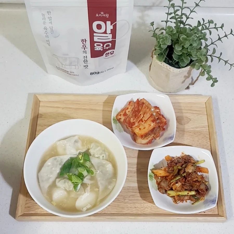#협찬 #요리여왕 
#코인육수

간편하게 육수내는 데 코인육수만한게 없죠~
물론 여러가지 재료 다 넣어서 푹~ 끓여서 내면 정성도 들어가서 더 맛있을지 모르겠자만.. ㅎㅎ
요즘 야채들도 비싸고 시간도 없고 해서 코인육수 애용하거든요. 

너무나 간편하게 맛있는 육수를 만들 수 있는 
요리여왕 코인육수~!
육수명가 해마에서 제조하여 가격은 낮추고 품질은 높였다죠. 3분만 끓여주면 끝~ ^^
국산 재료들로 만들어서 안심하고 먹을 수 있어요.

한개씩 개별포장되어 있어 캠핑갈때도 가져가면 너무 좋겠더라고요. 

yoriqueen.official
#떡국끓이는법 #떡만두국 #사골떡만두국 #동전육수 #한알육수 #고체육수 #알육수 #떡국레시피