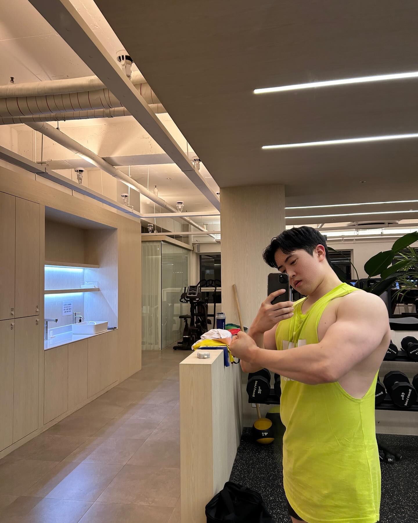 늦었어도 어운완 인증!
렉푹을 처음 해봤는데 좋기도 하면서 허리가...😵‍💫
허리 조심해서 해야겠네요🫡
 
어제 행사 답사가면서 아이먼맨 헬맷을....🥹
그립다 그리워 아이언맨...🔥🔥
그럼 오늘도 불금 보내시고! 아나볼릭!
 
#운동 #운동하는남자 #헬스 #헬스타그램 #일상 #대전 #봉명동 #브라이튼휘트니스유성점 #오운완 #운동기록 #운동소통 #bodybuilding #workout #reels #daily #song #gym #fitness #selfie #diet #instahealth #아이언맨 #불금