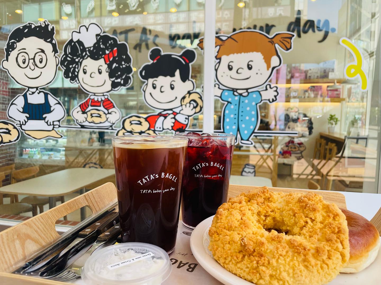 🥯타타스 베이글 파주 운정점🥯
-너무 귀여운 캐릭터들이 반기는 곳
-하루 100개 한정 아메리카노 1500원
-다양한 종류가 많아서 들릴 때 마다 다른 맛으로
 도장깨기 하며 먹는 재미
-12가지의 다양한 크림치즈 종류!!
-부드러우면서도 쫄깃쫄깃한 식감의 베이글
.
.
😋 빵순이라면 무조건 들려야하는 타타스베이글🧡 
빵을 싫어하는 사람들마저 반하게 만드는 
부드러우면서도 쫄깃한 베이글과
다양한 종류의 크림치즈와의 콜라보🥯 
빵순이로서 매일 먹고 싶은 맛🫶🏻 
베이글도 맛있지만 여러 크림치즈 종류 중에서
저와 남편의 원픽은 대파크림치즈 입니다👍🏻🤍