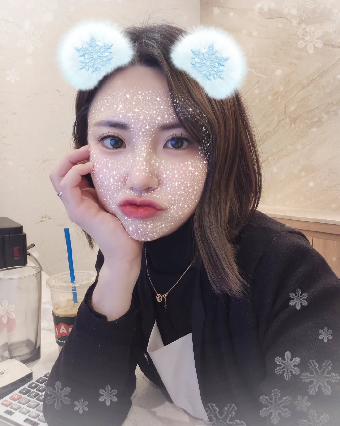 눈오니까 나도 눈맞고시픈데
볼수가 없으니 혼자 이러고 노는슈밖에