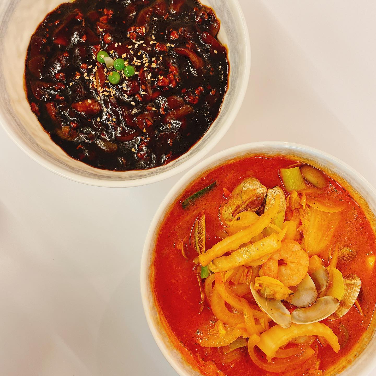 #협찬 🍜

💡소호랑
💡파주 동패동 1695-4 2층 

딸랑구랑 점심은 짜장이 국룰이에요
라윤이랑 짜장먹으러 파주로🚗

소호랑은 아빠가 만든 중식당으로 
깨끗하고 신선한 재료에 가장 신경쓰신대요
달달하고 고기도 듬뿍인 짜장에 
완전 코박고 먹는 딸랑구🫶
한그릇뚝딱✨

국내산 고추가루만 사용한 짬뽕은 
자극적인 매운맛이 아니라 
깊은 국물맛과 불향이 좋더라구요🌶️
저도 뚝딱❣️

짜장짬뽕에 
가마솥에서 튀겨서 겉바속촉인 탕수육까지
깔끔하고 트렌디한 소호랑에서
제대로 띵호와인 오늘의 코스🥲

#소호랑 #파주맛집 #파주중국집 # 파주짬뽕 #파주짜장 #운정맛집 #운정중국집 #운정짬뽕 #일산맛집 #리뷰노트