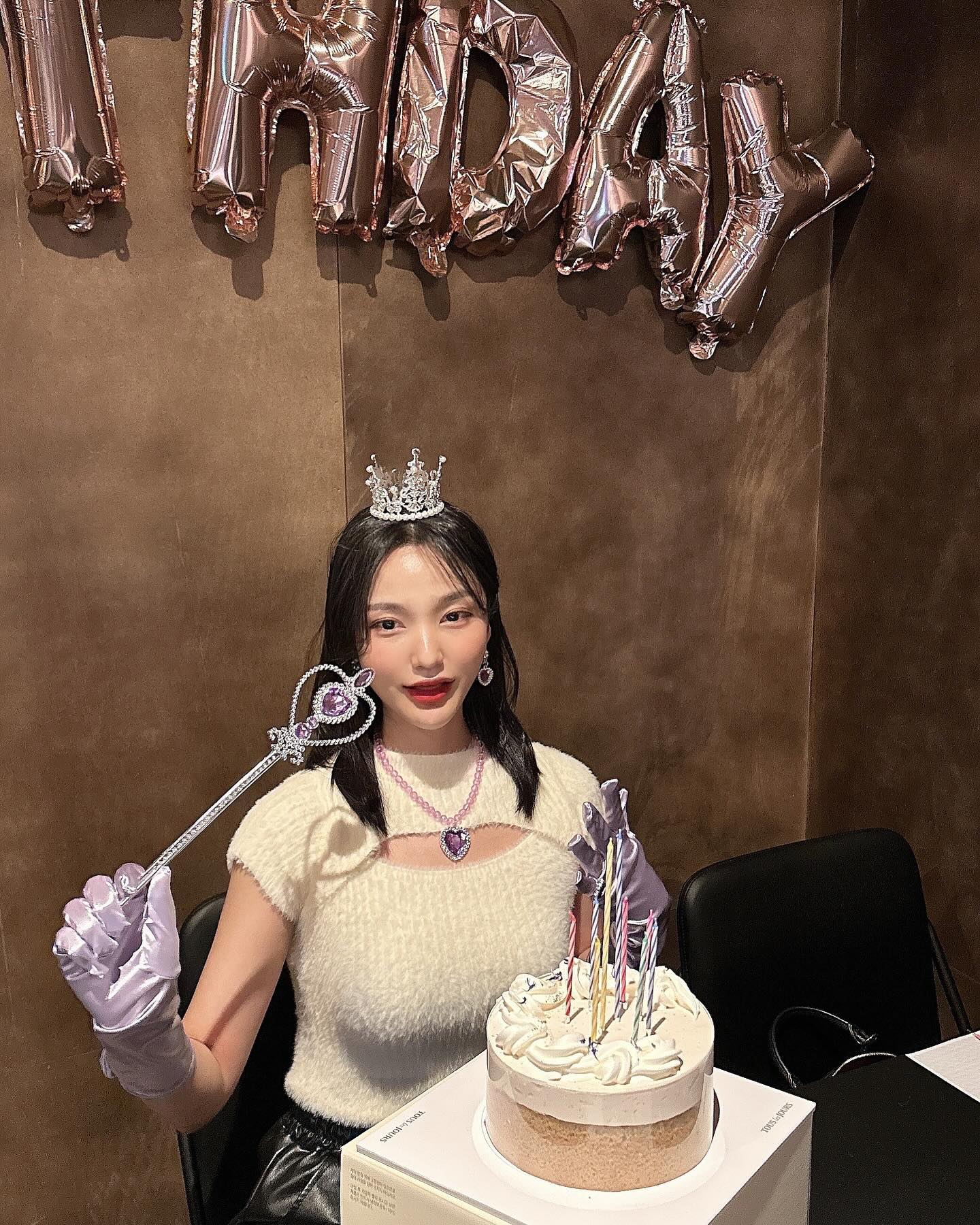 스물일곱번째 생일을 
축하해주신 모든 분들 감사합니다 🙏🏼
덕분에 행복하고 소중한 하루를 보냈답니다 💙💙
내 팔순잔치까지 함께해줘 !!!!!