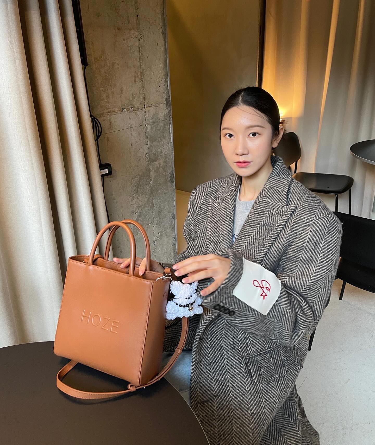 두 번째 함께하는 hoze_official #광고 💼
가벼운 무게를 자랑하는 베이직한 디자인의 미디엄 백 ’라디오‘. 콤팩트한 사이즈이지만, 내부 오픈 포켓과 지퍼 포켓이 있어 수납력 최고! 텀블러 넣어 다니기도 좋고 실제로 넣어 다니는 중인데 수납력 끄떡 없습니댜..✌︎︎ 크로스 스트랩이 기본 구성으로 포함되어 있어 토트, 숄더, 크로스로 활용도 높게 사용 가능해서 데일리 백으로 잘 사용할 것 같아요🤎 HOZE 공식 홈페이지에서 1월 리뷰 이벤트 진행 중이라고 하니 잊지 말고 참여하세요!

 #HOZE #MYHOZE #겨울스타일링 #가방추천
#데일리백 #여자가방 #새해선물 #토트백 #숄더백