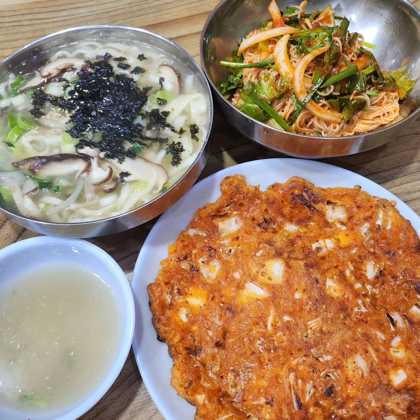 오랜만에 시장데이뚜😘
#시장칼국수 최고오👍👍

#버섯칼국수 #안양중앙시장 #안양중앙시장맛집 #맛집 #안양 #안양맛집 #먹스타 #먹방 #데이트 #칼국수맛집 #먹팔 #한식 #일상소통