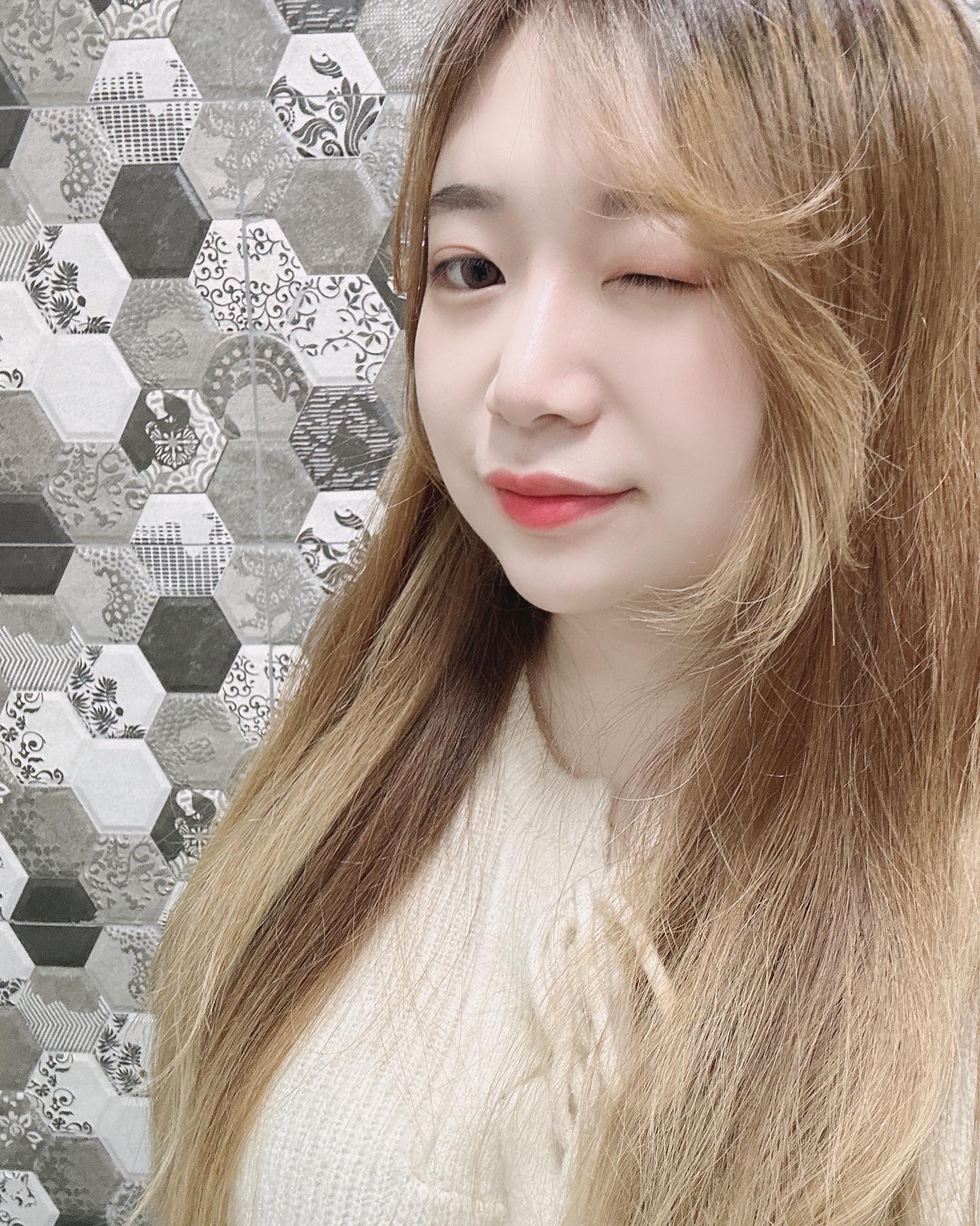 #광고 #협찬 #조르지오아르마니 

🫶🏻12/25(월) 롯데온 선런칭, 24년 1/2(화) 공식 런칭 하는 
조르지오 아르마니의 24년 글로우 파운데이션 신상! 기존 디자이너 리프트 파운데이션에서 업그레이드 된 NEW 디자이너 글로우 파운데이션을 미리 만나보았어용🫶🏻

저는 1호 1.5호 1.75호 를 사용해보았는데 , 
파운데이션 명가, 아르마니만이 구현할 수 있는 한층 더 고급스럽고 화사한 독보적 상앗빛 컬러로 1호는 뉴트럴톤 , 1.5호 웜톤 , 1.75호 쿨톤 상아색 으로 모두 13~21호 피부에서 화사한 피부표현이 가능한 컬러입니다 ❣️

프러시안 블루 피그먼트와 라이트 리플렉팅 펄이 만나 한층 더 예쁘고 고급스러운 광채를 뽐내며 , 
실크 스킨 텍스쳐가  부드럽게 빚어낸 듯 정돈된 피부결로 예쁜 피부 표현이 가능하고 
⭐️매우 가벼운 텍스쳐로 똥손인 제가 사용해도 골고루 얇게 잘 밀착되었어요 ⭐️

꾸덕한 제형은 뭉치거나 밀릴 수 있는데 , 가벼운 제형이다보니 어떤 피부 컨디션에도 원래 피부가 좋아 보이는 & 화장이 잘 먹은 듯한 피부로 연출이 가능한 꿀꿀꿀템 입니다 

컨디션에 따라 들뜨거나 뭉치는게 싫어서 피부화장을 안하고 다녔는데 , 신세계를 경험했어요,, 정착하렵니당 😘 

😉 Before&After , 피부표현 사진  어플 및 필터 사용하지않았어요

 #아르마니뷰티 #디자이너글로우 #상앗빛광채파운데이션 #아르마니파운데이션 #파운데이션명가 #파운데이션 #디자이너글로우파운데이션 #상앗빛파데 #파운데이션추천 #글로우파운데이션 #뷰티 #뷰스타그램 #뷰티소통 #크리스마스 #선런칭 #출시예정