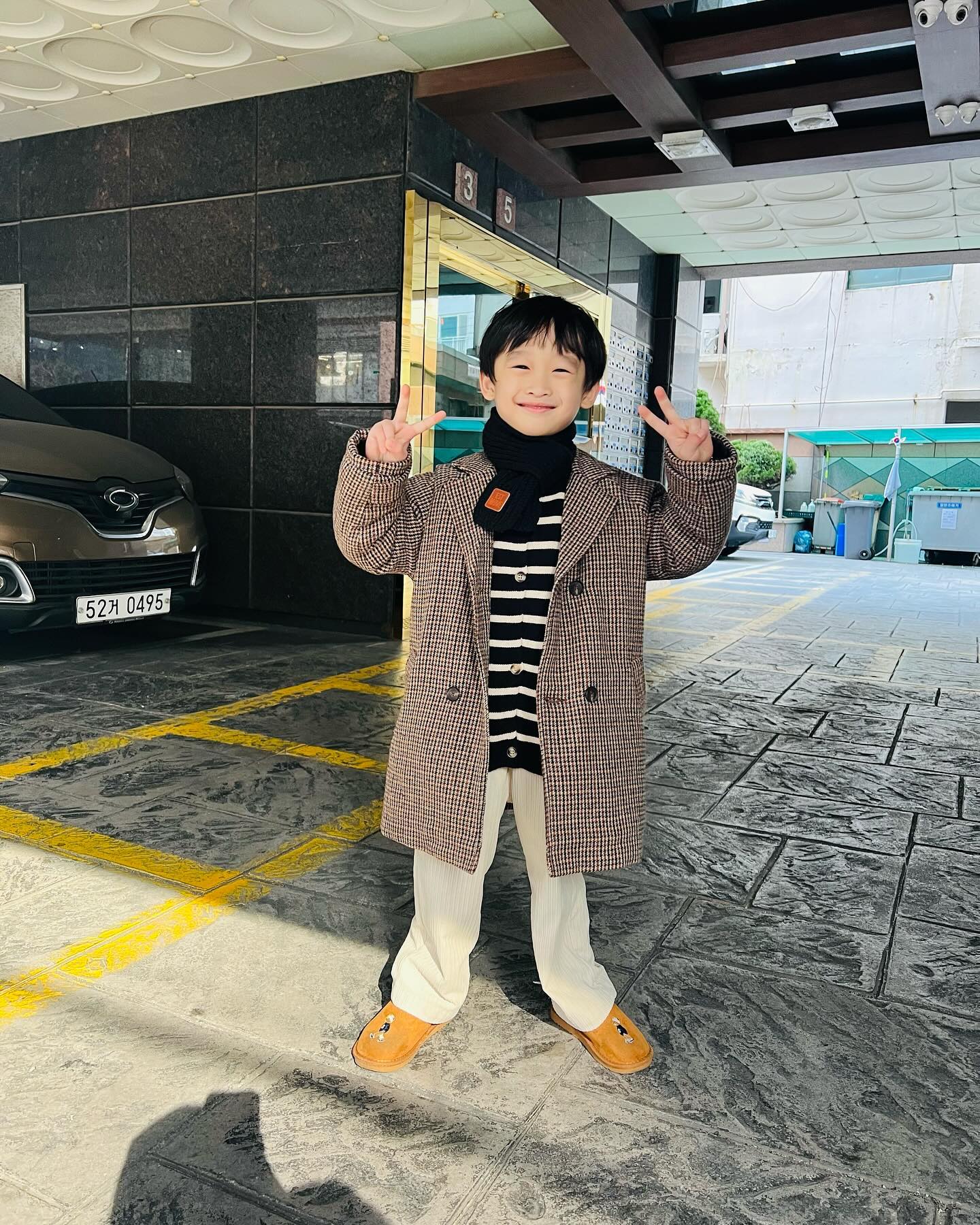 ⠀
연초부터 계속 아픈 엄마때문에 집에만 있는 서윤이
집에서도 제대로 챙겨주지 못해서 미안했는데 엄마 아프다고 괜찮다고 쉬라고~
그래놓고 아울렛 가자고 데리러 온다는 외할미 전화에 신나서 “감사합니다”하고 아주 신이 남
주차장에서 차 기다리면서도 기분 최고👍🏻👍🏻

#부산#부산맘#동래맘#7살아들#주말#주말일상#숙모기다리는중#육아스타그램
⠀