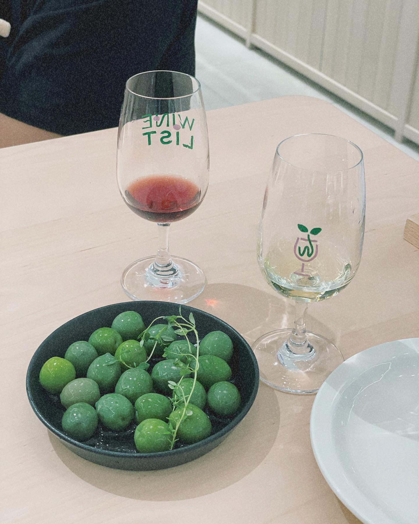 🍷🫒

쇼핑 하다가 와인 사고 마실수 있는 보틀샵
간단한 스낵류도 있어 애기들이랑 잠깐 앉았다 가기 좋은 곳 
대신 원샷 할 수 있음 주의 

📍남현아 스페이스원 Wine list 
  다산동 6141 / 10:30-21:00