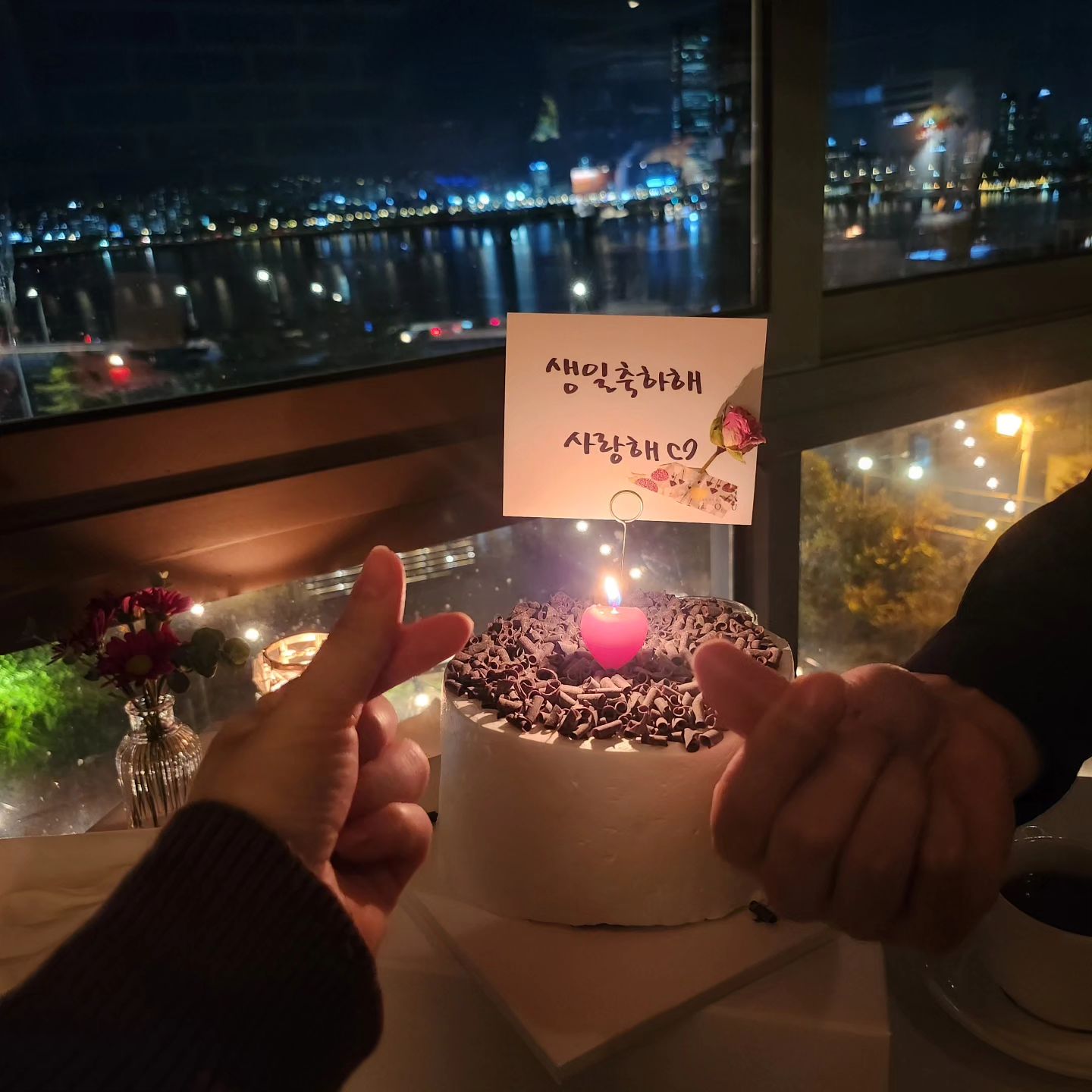 결혼 후 첫 생일🎂🥳
한강뷰 분위기 좋았던 #레스토랑아이오유 
음식도 하나같이 다 맛있고 정성스러웠다☺️

꽃이랑 깜짝 케이크도 넘 좋았던 ㅎㅎ
여기 케이크 맛집이야 ㅋㅋㅋ
덕분에 즐거웠던 my birthday 😝💕

#아이오유 #서울레스토랑 #파인다이닝 #코스요리 #한강뷰 #한강뷰레스토랑 #분위기맛집 #서울맛집 #서울데이트 #용산맛집 #마포맛집 #데이트 #생일 #생일케이크 #기념일
